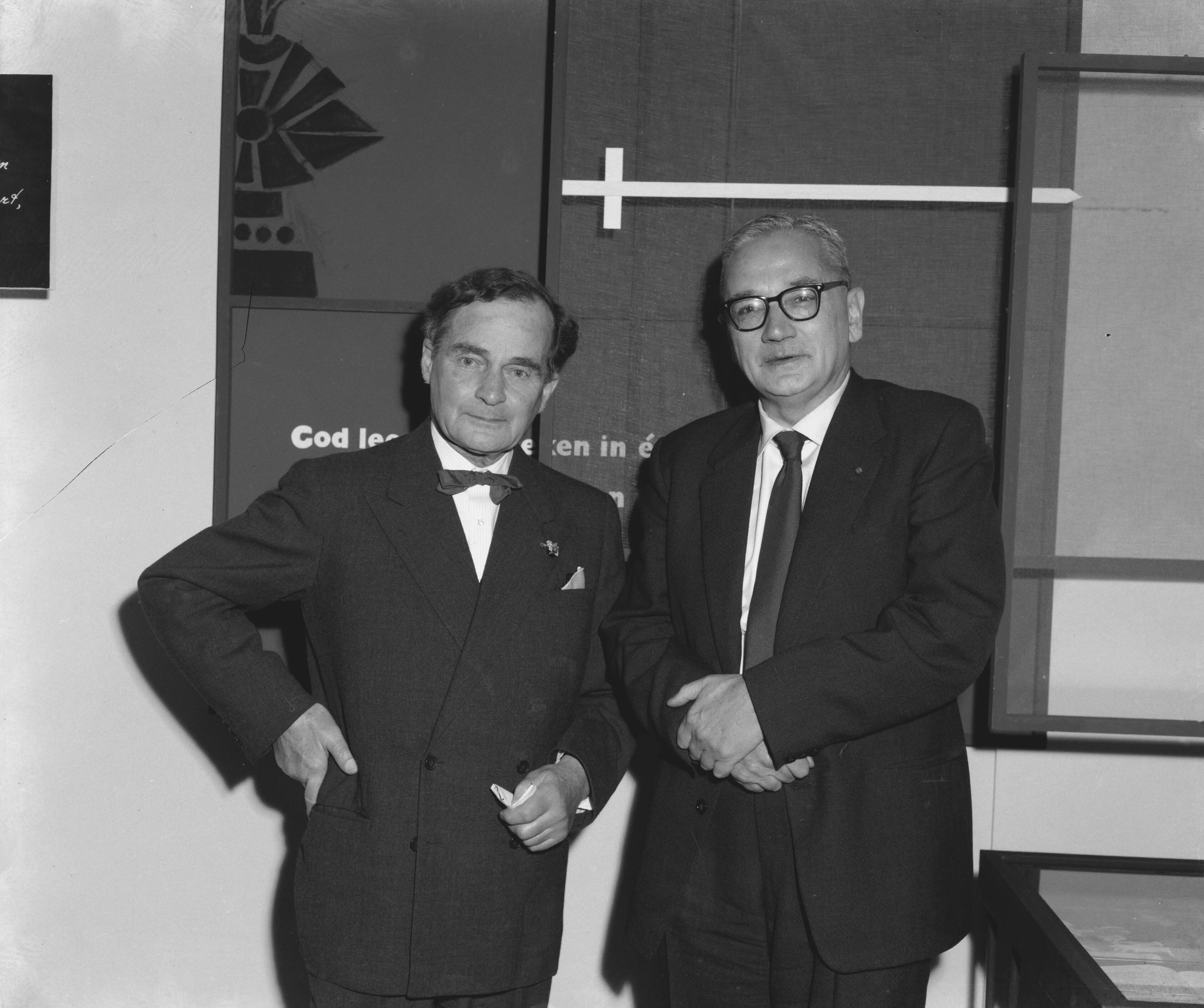 Fotocollectie Anefo — Tentoonstelling "Twee Meester" in het Gemeentemuseum te Den Haag. Adriaan Roland Holst en Simon Vestdijk (rechts) — Foto: Behrens, Herbert F. / Anefo. Licentie: Set B: Rechtenvrij / Publiek Domein. Bron: Nationaal Archief. http://hdl.handle.net/10648/a987fa30-d0b4-102d-bcf8-003048976d84