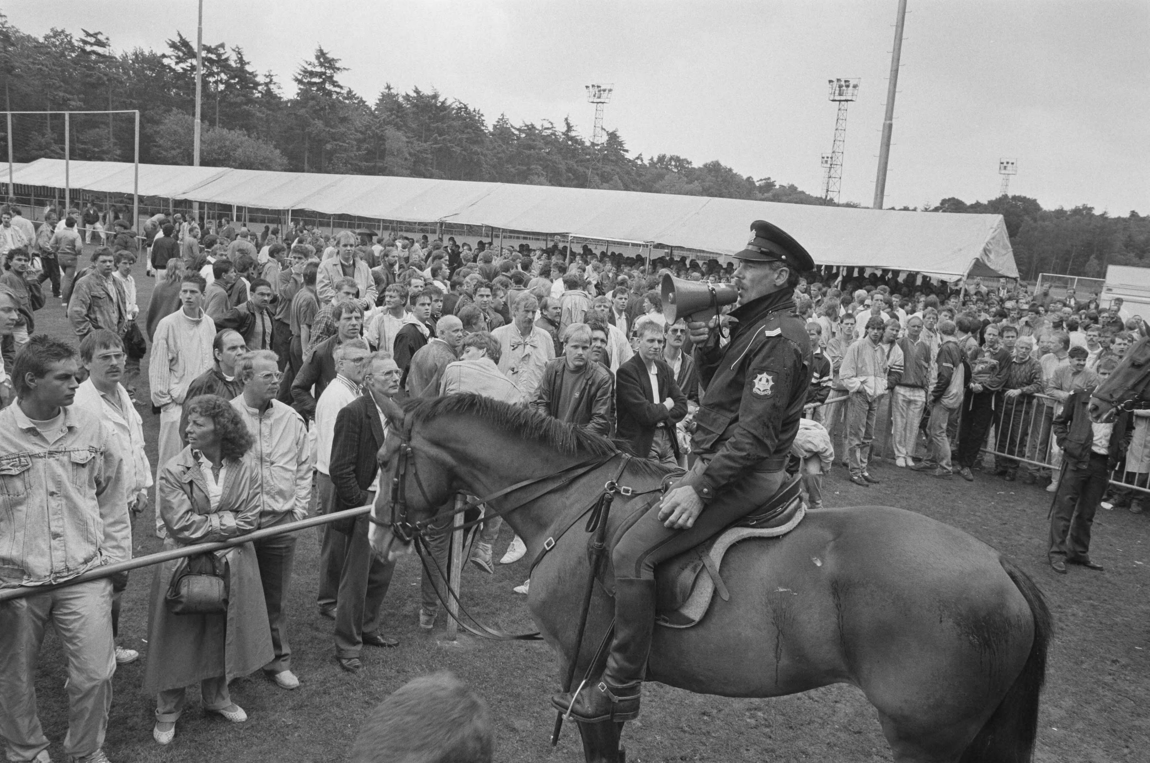 Fotocollectie Anefo — Chaos bij verkoop laatste EK-kaarten in Zeist; politie te paard met megafoon — Foto: Bogaerts, Rob / Anefo. Licentie: Set B: Rechtenvrij / Publiek Domein. Bron: Nationaal Archief. http://hdl.handle.net/10648/ad6afcec-d0b4-102d-bcf8-003048976d84