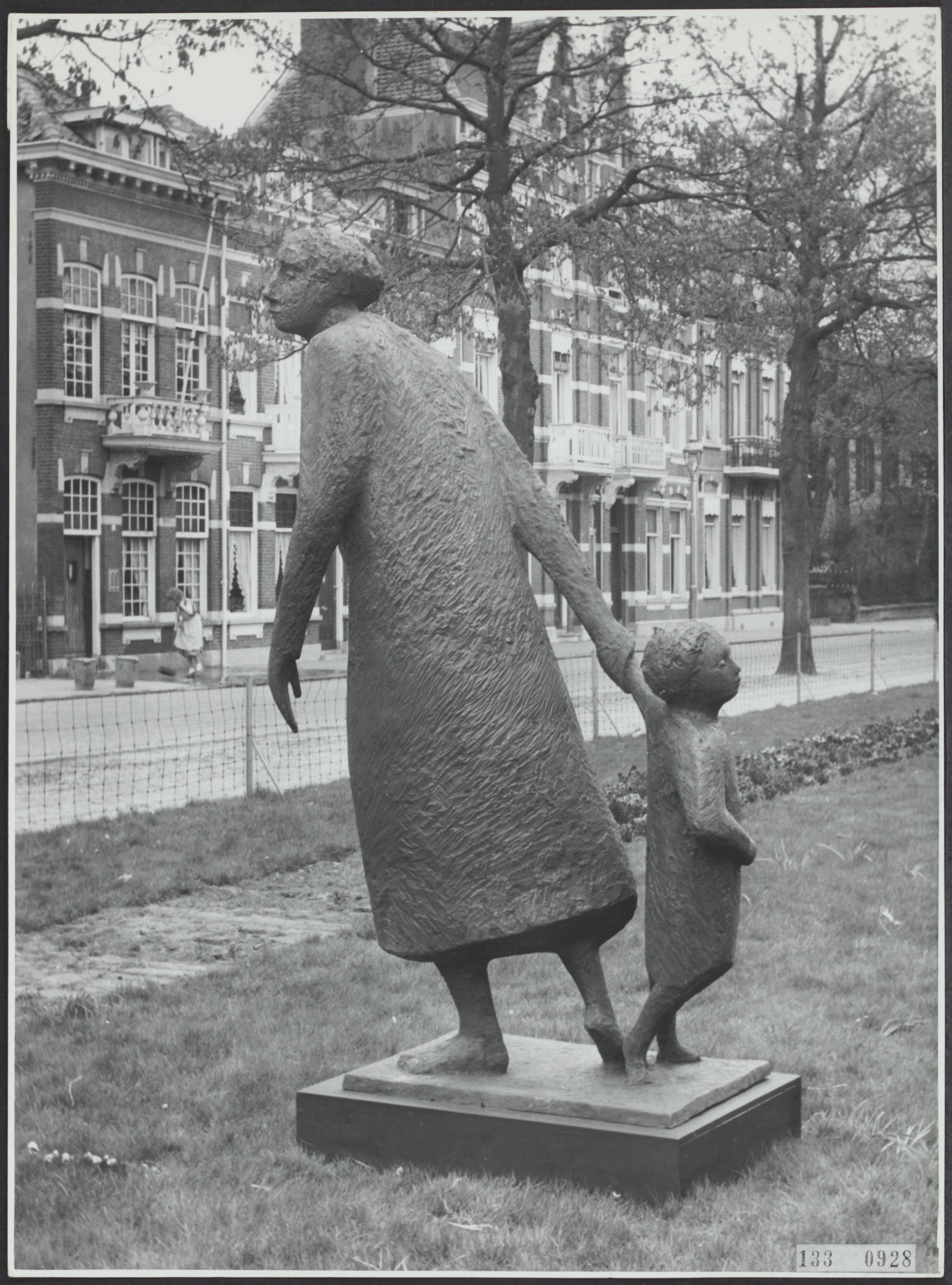 Fotocollectie Rijksvoorlichtingsdienst Eigen — Breda. Park Valkenberg: monument De Vlucht van Hein Koreman (1921-2012) ter herinnering aan de evacuatie van de stad in mei 1940 — Foto: Rijksvoorlichtingsdienst (RVD). Licentie: Set B: Rechtenvrij / Publiek Domein. Bron: Nationaal Archief. http://hdl.handle.net/10648/af5af5a2-d0b4-102d-bcf8-003048976d84
