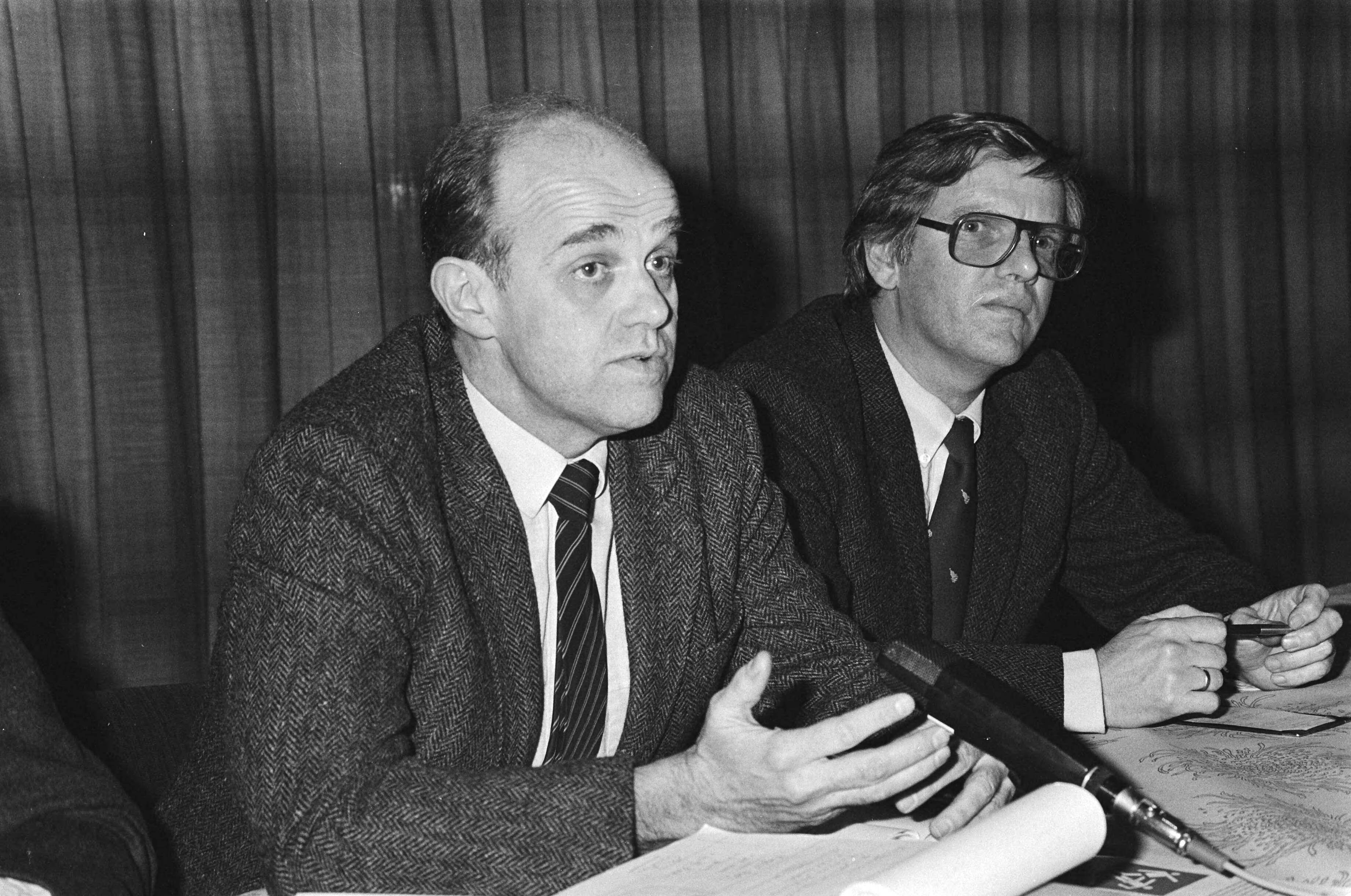 Fotocollectie Anefo — Rapport "Doping geduide middelen" in KNVB-sportcentrum Zeist aan pers gepres. Dr. W.L. Mosterd en F. Kessel — Foto: Dijk, Hans van / Anefo. Licentie: Set B: Rechtenvrij / Publiek Domein. Bron: Nationaal Archief. http://hdl.handle.net/10648/ad105b2a-d0b4-102d-bcf8-003048976d84