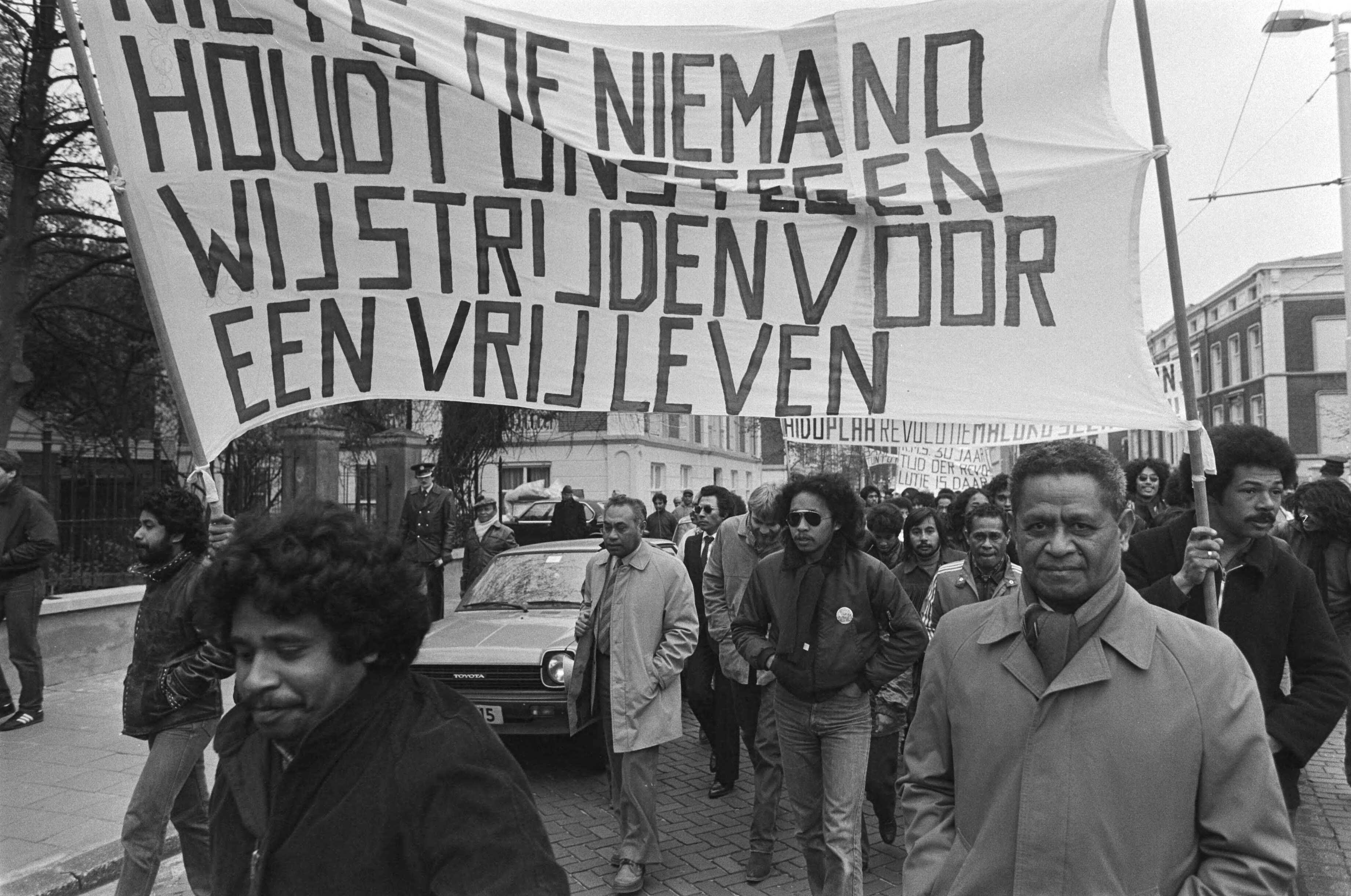 Fotocollectie Anefo — Demonstratie Zuid Molukkers in Den Haag i.v.m. herdenking uitroepen Vrije Republiek der Zuid Molukken 30 jaar geleden; — Foto: Dijk, Hans van / Anefo. Licentie: Set B: Rechtenvrij / Publiek Domein. Bron: Nationaal Archief. http://hdl.handle.net/10648/acdef2b0-d0b4-102d-bcf8-003048976d84