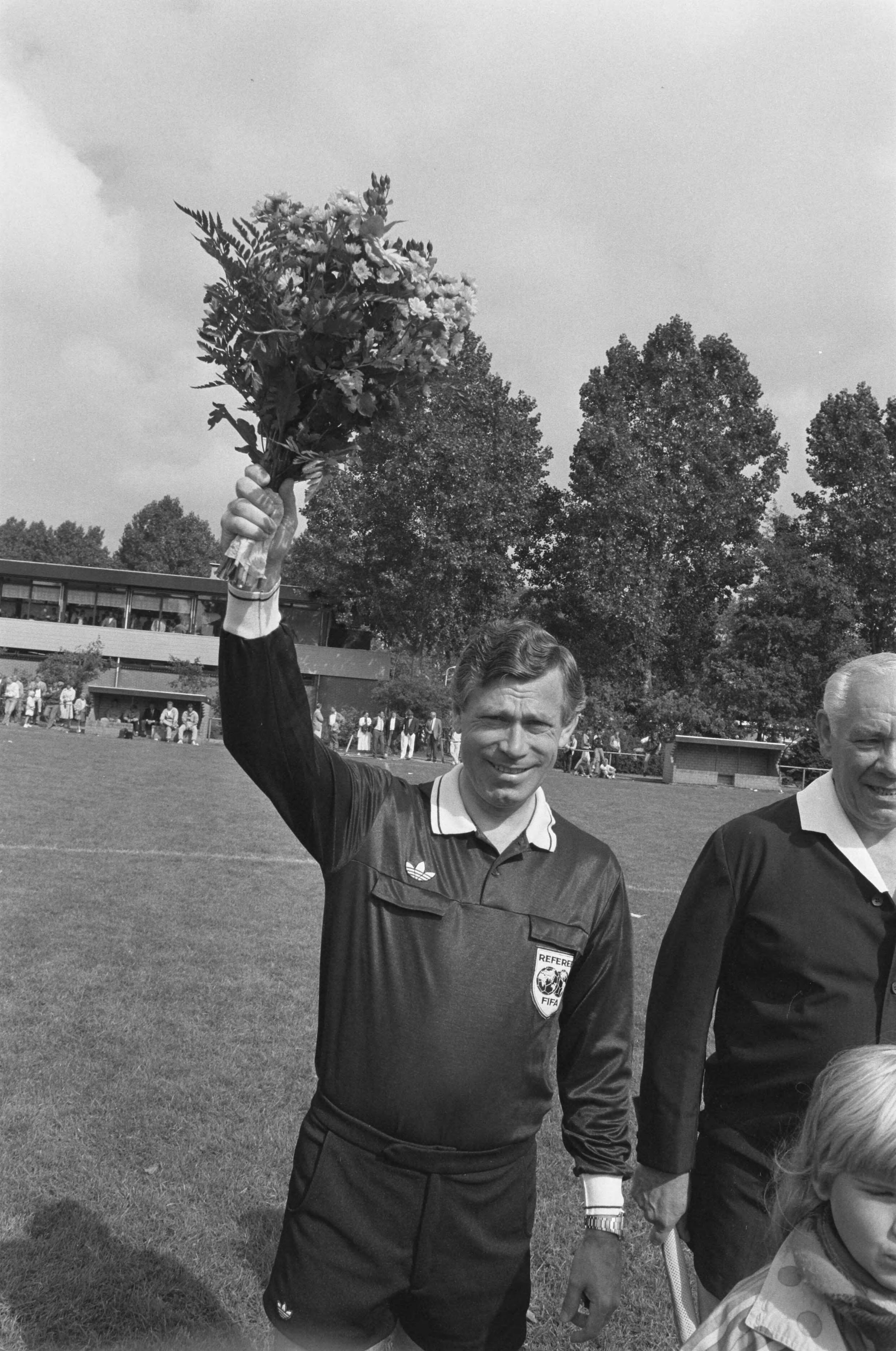 Fotocollectie Anefo — ScheidsrechterJan Keizer allerlaatste wedstrijd finale Ajax tegen PSV (c-elftallen) Zilveren bottertoernooi in Volendam; Keizer met bloemen — Foto: Bogaerts, Rob / Anefo. Licentie: Set B: Rechtenvrij / Publiek Domein. Bron: Nationaal Archief. http://hdl.handle.net/10648/ad6c69d8-d0b4-102d-bcf8-003048976d84