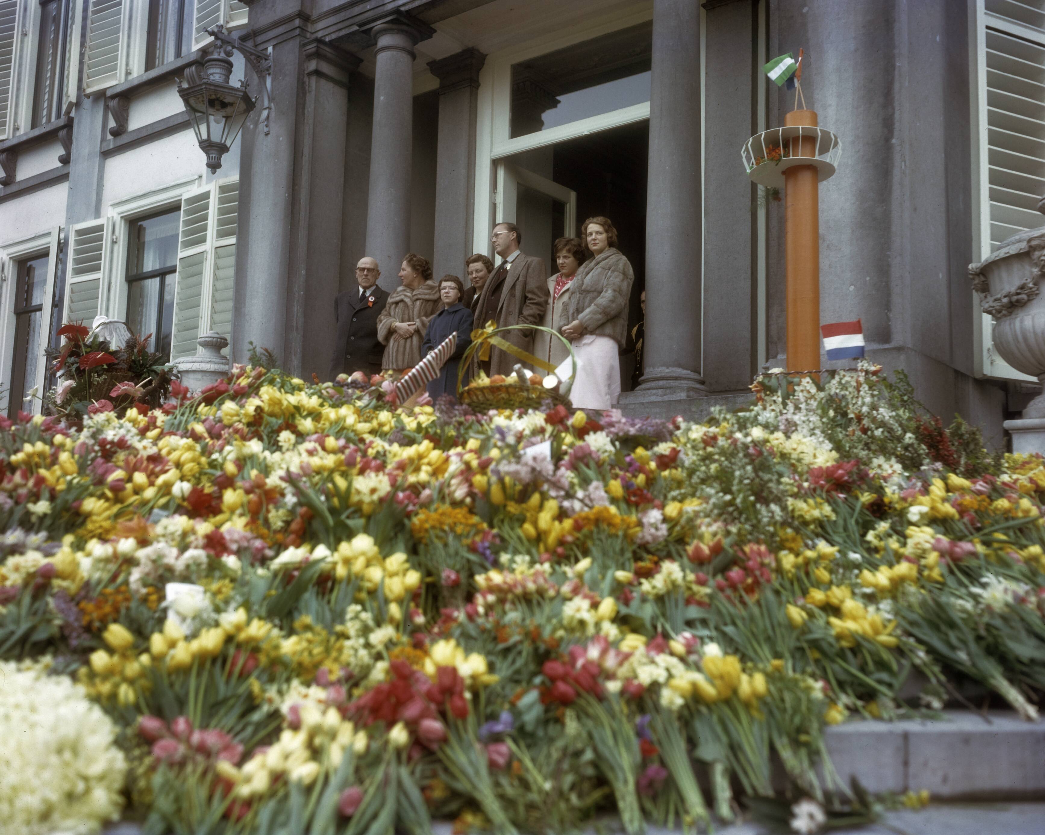 Fotocollectie Anefo — Koninginnedag 1959. Defilé paleis Soestdijk. Koninklijke familie op bordes — Foto: Fotograaf Onbekend / Anefo. Licentie: Set B: Rechtenvrij / Publiek Domein. Bron: Nationaal Archief. http://hdl.handle.net/10648/ad8cdb64-d0b4-102d-bcf8-003048976d84