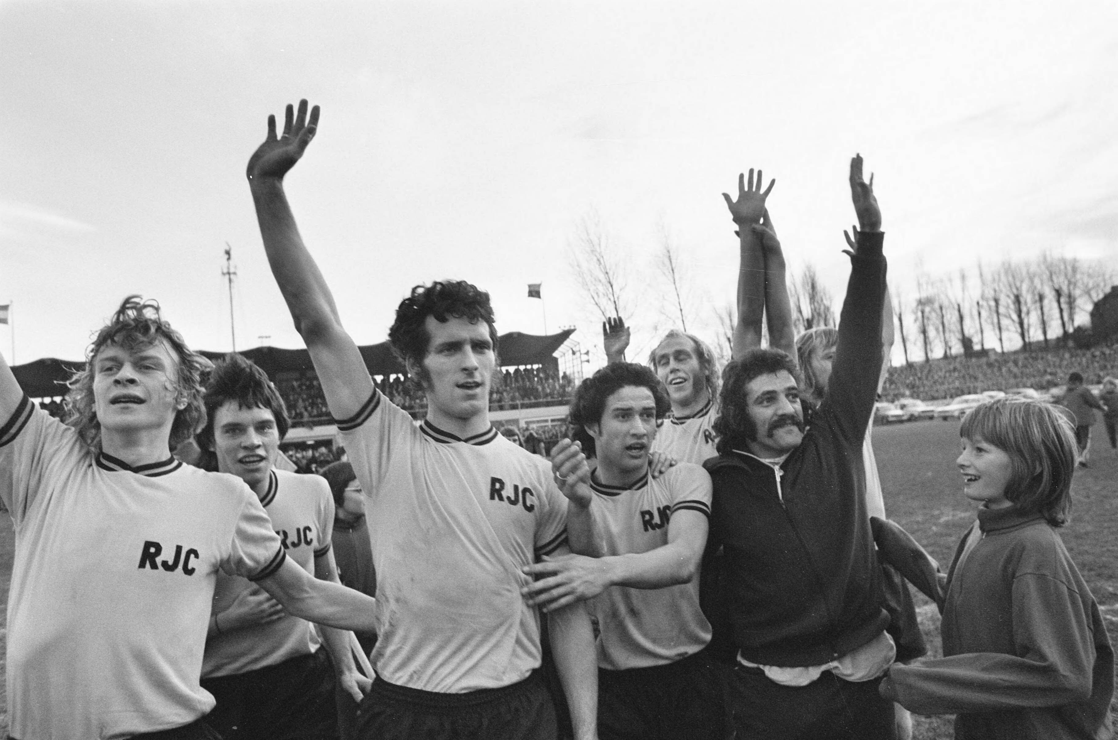 Fotocollectie Anefo — Roda JC tegen Feyenoord 1-0, vrolijke Roda-spelers na afloop. V.l.n.r. Jo "Woem" Korver, Dick Nanninga, Stanley Bish, Jos Dijkstra, Gerrie de Goede en Peter de Wit. Eerste overwinning van Roda JC op Feyenoord — Foto: Mieremet, Rob / Anefo. Licentie: Set B: Rechtenvrij / Publiek Domein. Bron: Nationaal Archief. http://hdl.handle.net/10648/ac5eceb4-d0b4-102d-bcf8-003048976d84