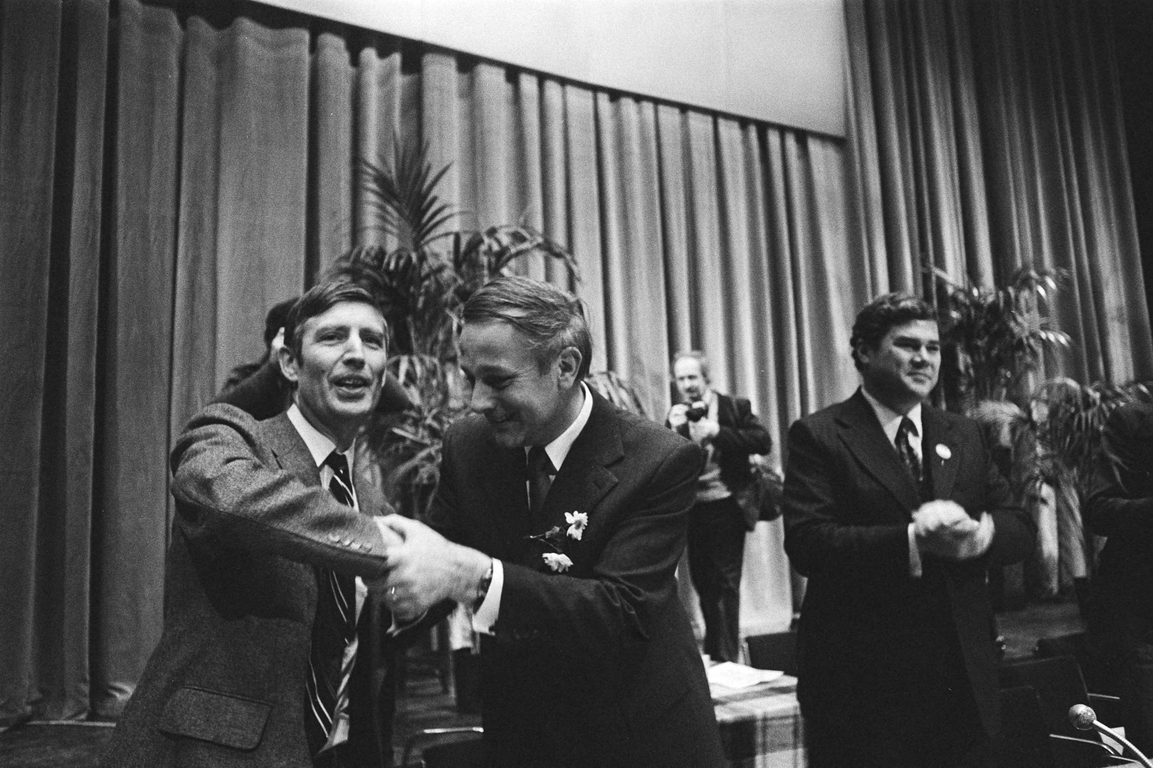 Fotocollectie Anefo — CDA-congres in Den Haag (2e dag); Steenkamp feliciteert Van Agt — Foto: Verhoeff, Bert / Anefo. Licentie: Set B: Rechtenvrij / Publiek Domein. Bron: Nationaal Archief. http://hdl.handle.net/10648/ac91d750-d0b4-102d-bcf8-003048976d84