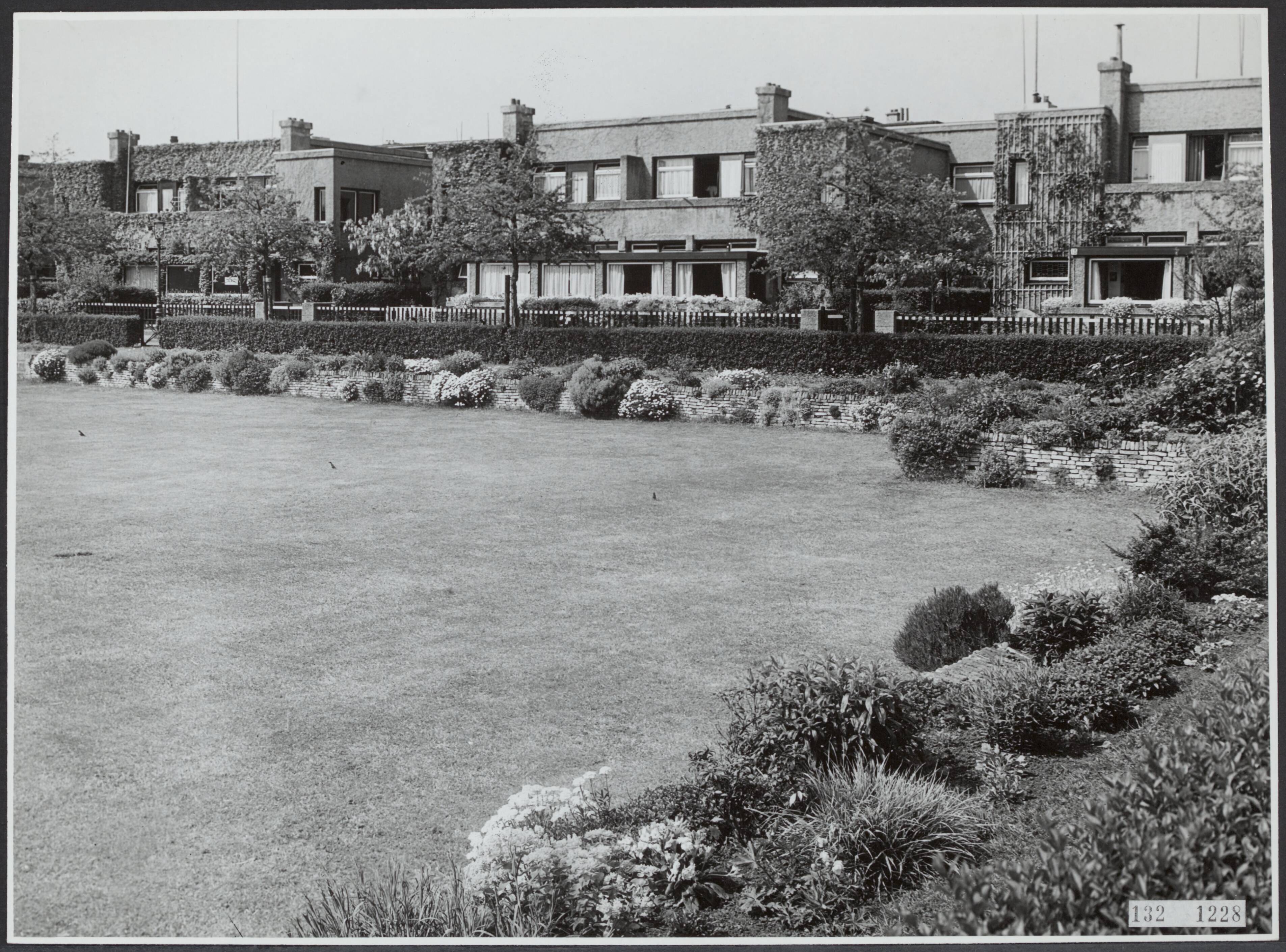 Fotocollectie Rijksvoorlichtingsdienst Eigen — Papaverhof te 's-Gravenhage. Arch. J. Wils (1928) — Foto: Fotodienst Gemeente Den Haag. Licentie: Set B: Rechtenvrij / Publiek Domein. Bron: Nationaal Archief. http://hdl.handle.net/10648/af564bba-d0b4-102d-bcf8-003048976d84