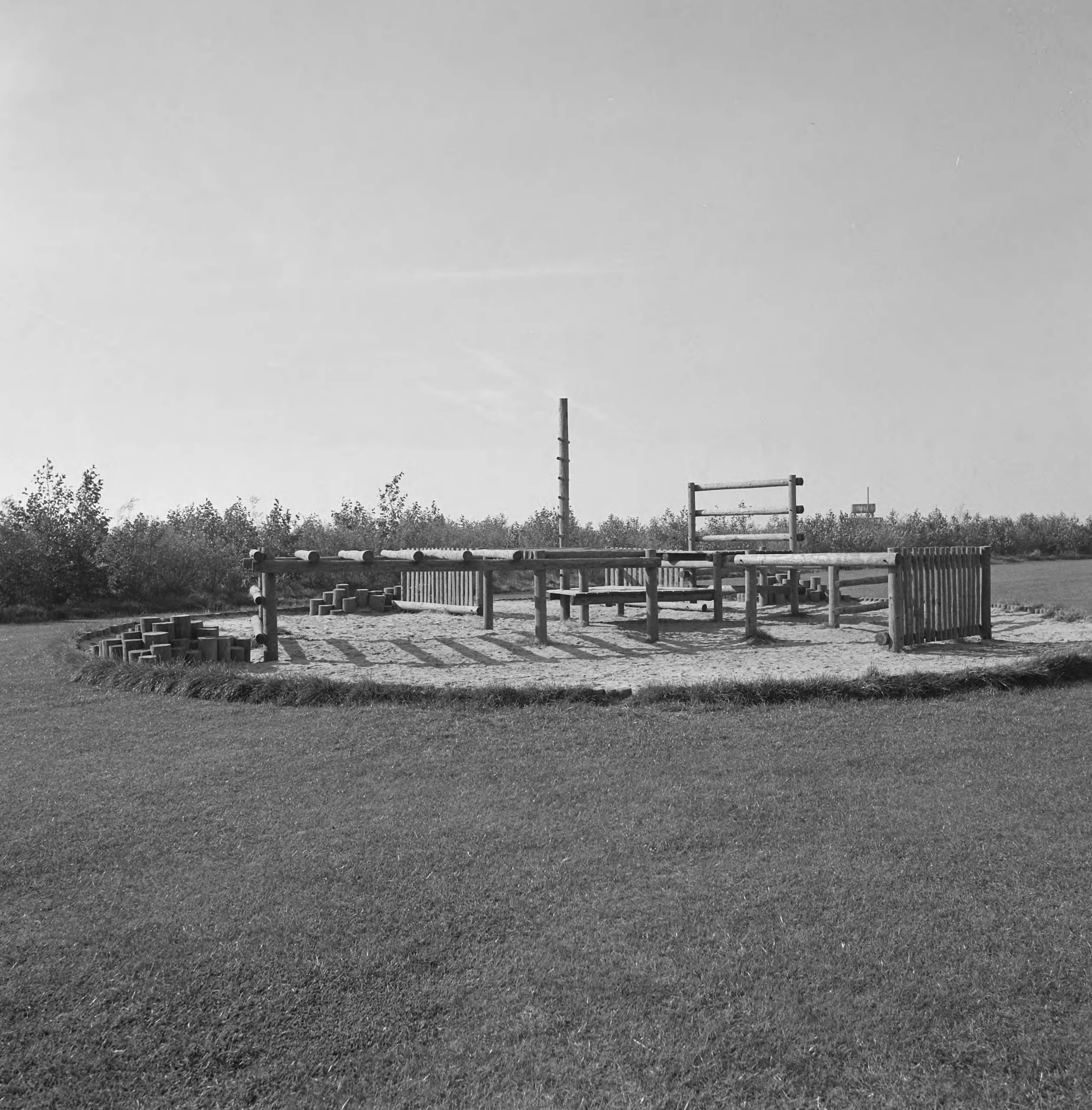 Fotocollectie Nederlandse Heidemaatschappij — Zoetermeer. Speelwerktuigen rond flats — Foto: Fotograaf Onbekend / Heidemij. Licentie: Set B: Rechtenvrij / Publiek Domein. Bron: Nationaal Archief. http://hdl.handle.net/10648/ae835cd2-d0b4-102d-bcf8-003048976d84