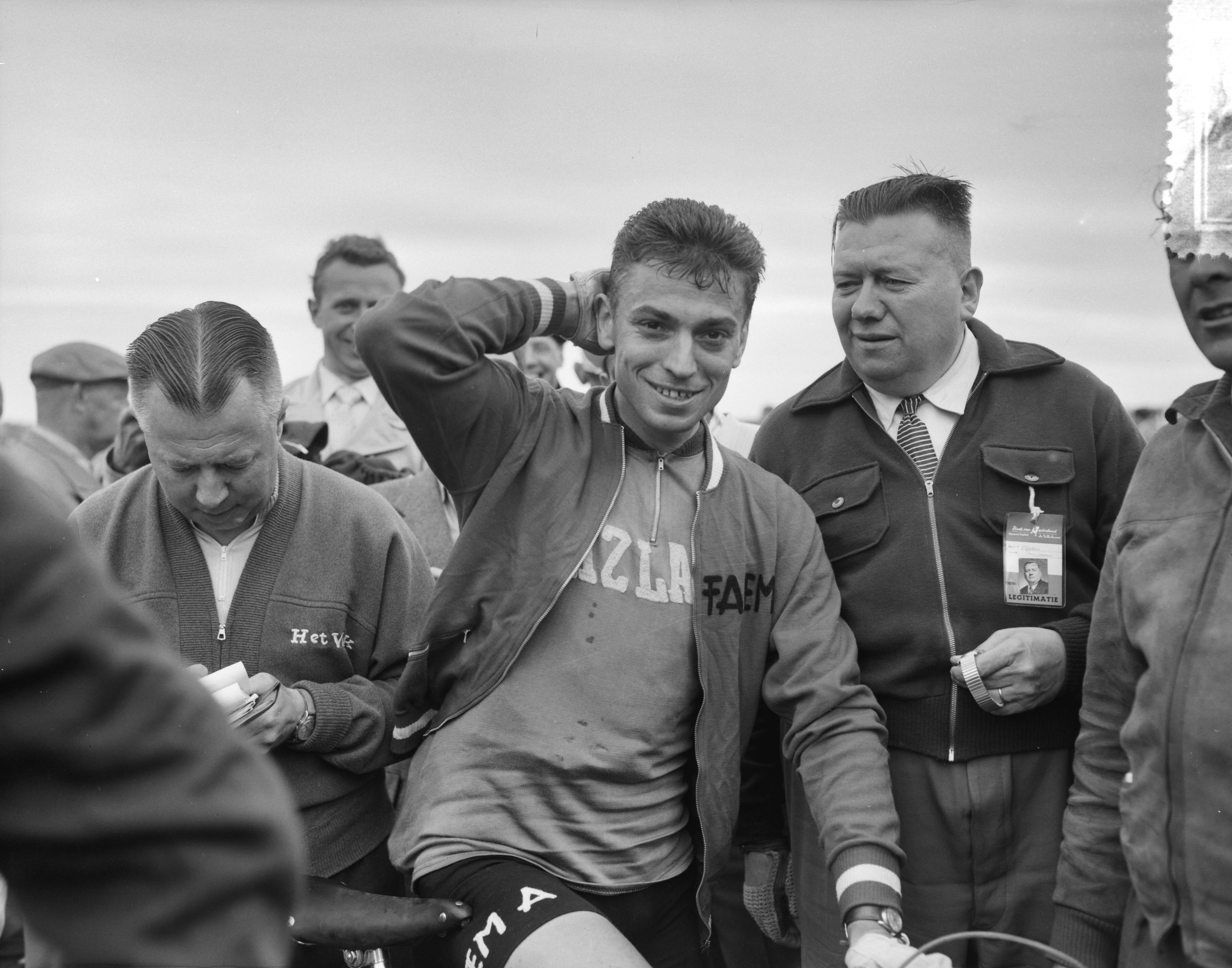 Fotocollectie Anefo — Ronde van Nederland. 3e etappe Leeuwarden-Zandvoort. Rik Van Looy winnaar derde etappe — Foto: Bilsen, Joop van / Anefo. Licentie: Set B: Rechtenvrij / Publiek Domein. Bron: Nationaal Archief. http://hdl.handle.net/10648/a94d09b6-d0b4-102d-bcf8-003048976d84