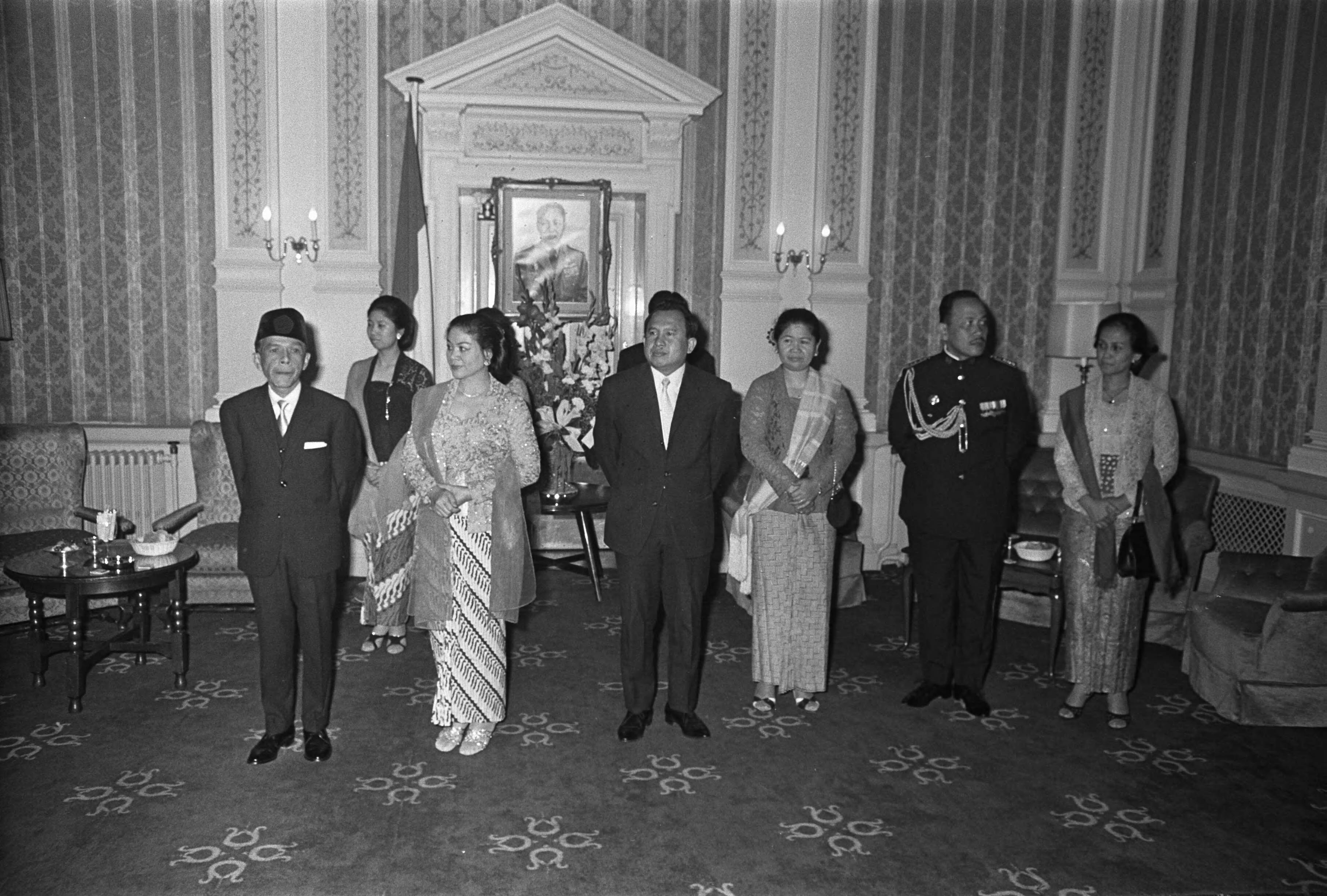 Onafhankelijkheidsherdenking door de Indonesische ambassade in kasteel Oud-Wassenaar — De ambassadeur van Indonesië en diens echtgenote temidden van enige gasten — Foto: Fotograaf Onbekend / Anefo. Licentie: Set B: Rechtenvrij / Publiek Domein. Bron: Nationaal Archief. http://hdl.handle.net/10648/ab4a73c0-d0b4-102d-bcf8-003048976d84
