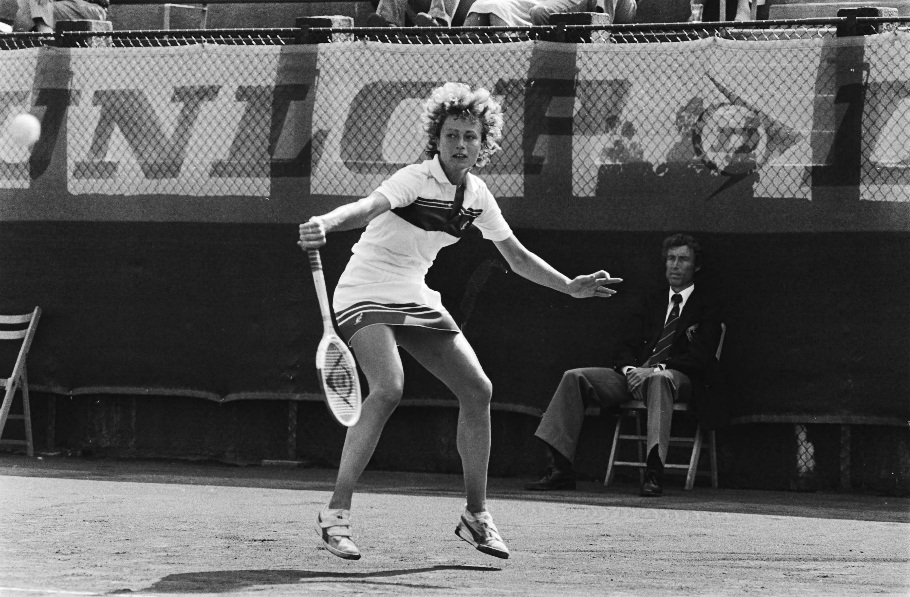 Nationale tenniskampioenschappen te Scheveningen — Elly Vessies in actie — Foto: Antonisse, Marcel / Anefo. Licentie: Set B: Rechtenvrij / Publiek Domein. Bron: Nationaal Archief. http://hdl.handle.net/10648/ace5c4dc-d0b4-102d-bcf8-003048976d84