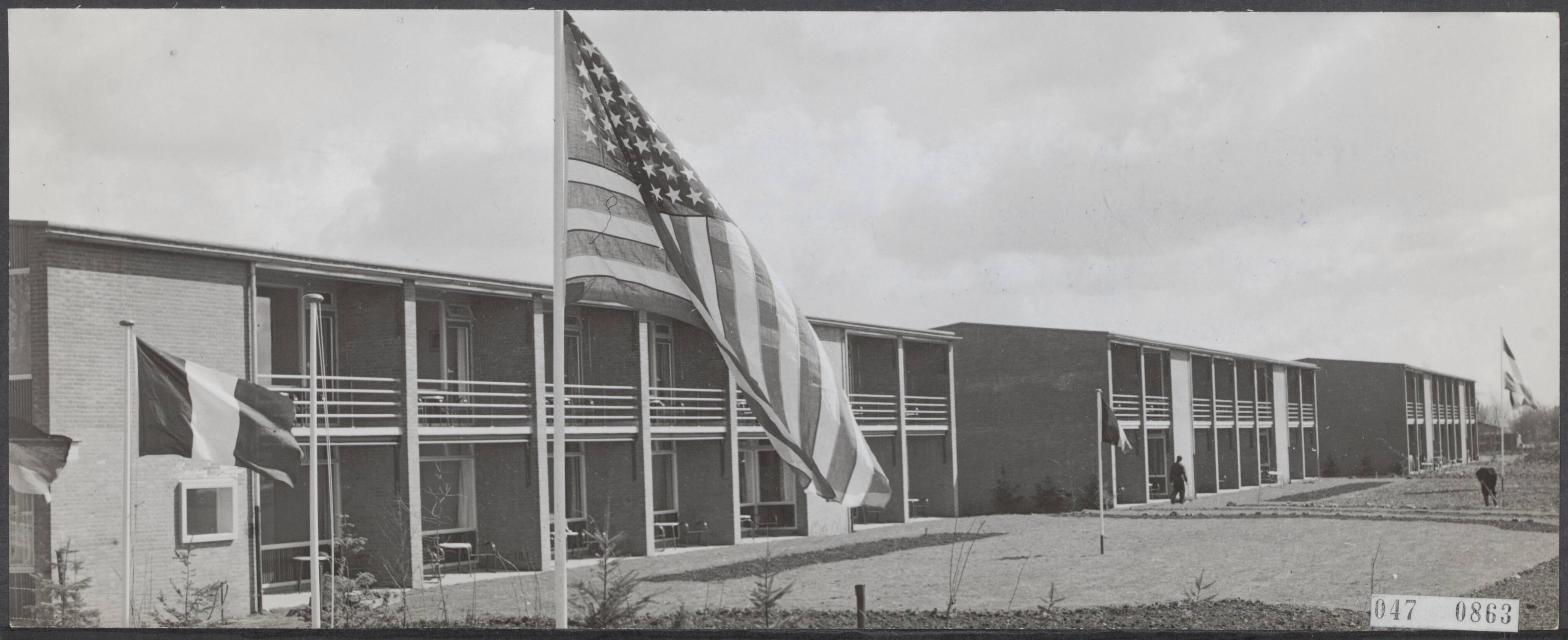 Fotocollectie Elsevier Binnenland — Het eerste motel in Nederland, nl. "Hoornwijck" langs de rijksweg Rotterdam-Den Haag nabij Rijswijk is bijna gereed en wordt eind april 1956 in gebruik genomen — Foto: Fotograaf Onbekend / Anefo. Licentie: Set B: Rechtenvrij / Publiek Domein. Bron: Nationaal Archief. http://hdl.handle.net/10648/ae005ce2-d0b4-102d-bcf8-003048976d84
