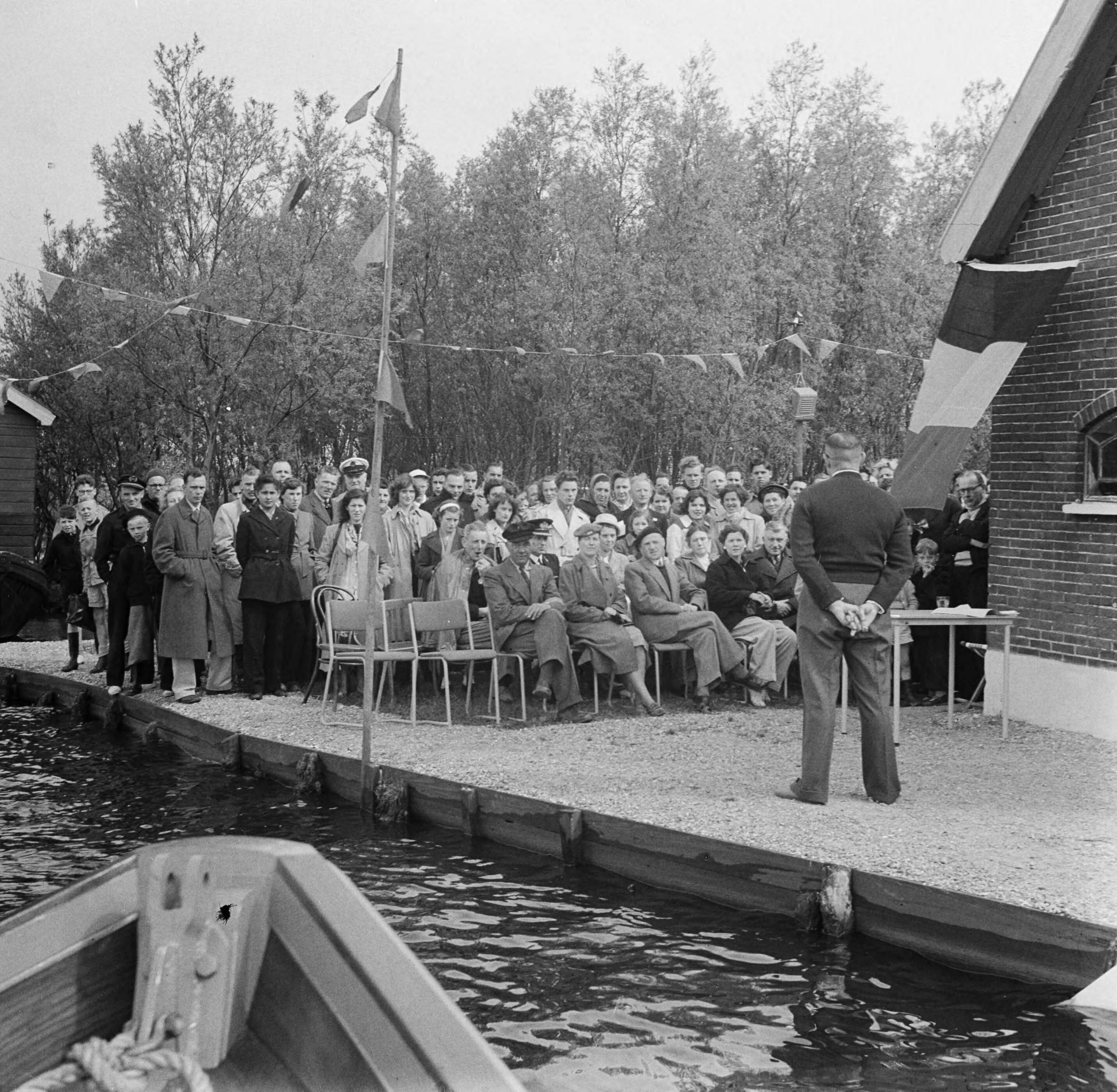 Opening centrum afdeling Watersport van de Personeelsvereniging van het ministerie van Marine te Woubrugge — Foto: Vogel, Carel L. de / Anefo. — Licentie: Set B: Rechtenvrij / Publiek Domein. Bron: Nationaal Archief. http://hdl.handle.net/10648/a8ea1cac-d0b4-102d-bcf8-003048976d84