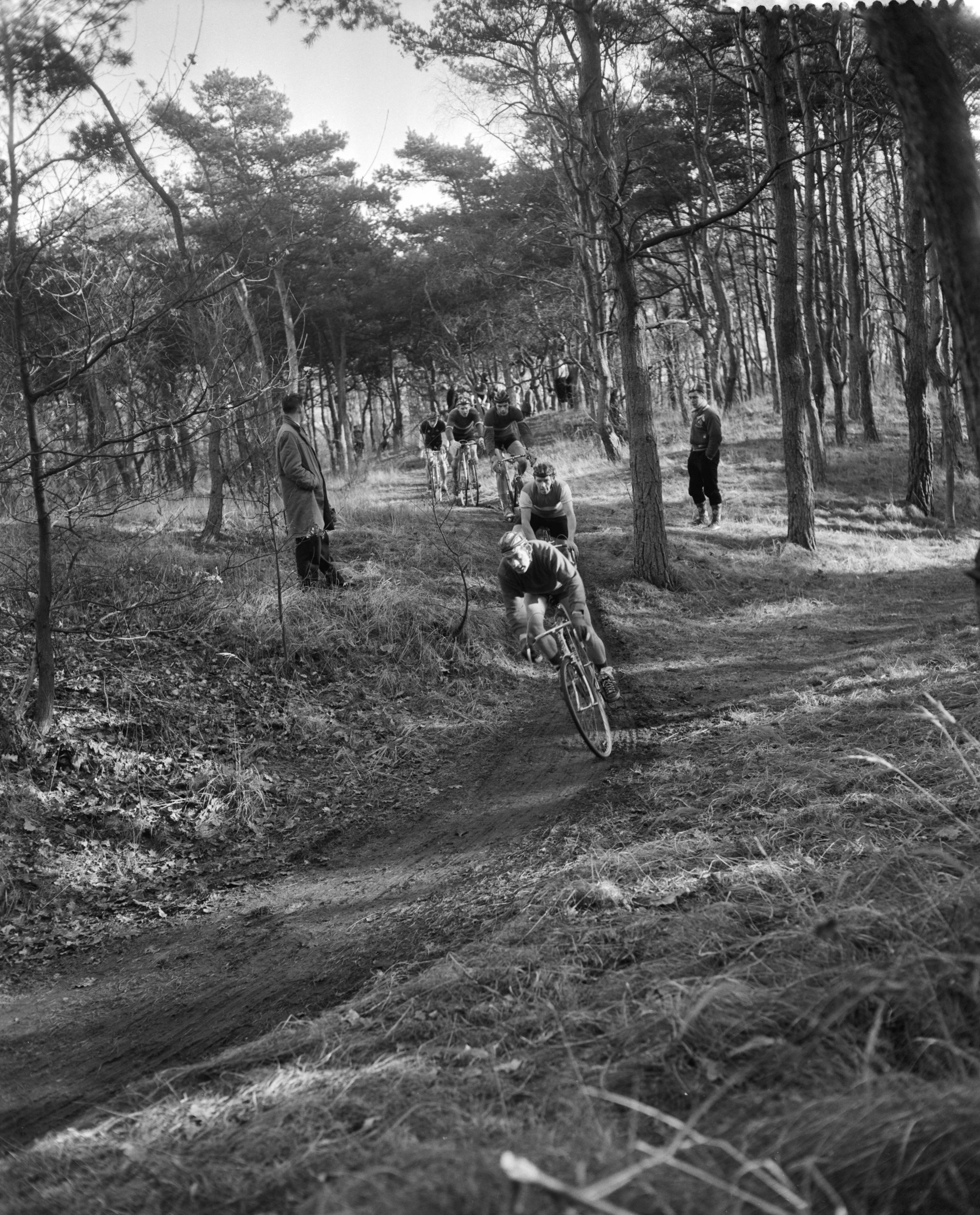 Fotocollectie Anefo — Nationale cyclecross op Duinhorst te Den Haag, koers van amateurs — Foto: Bilsen, Joop van / Anefo. Licentie: Set B: Rechtenvrij / Publiek Domein. Bron: Nationaal Archief. http://hdl.handle.net/10648/a98ca77e-d0b4-102d-bcf8-003048976d84