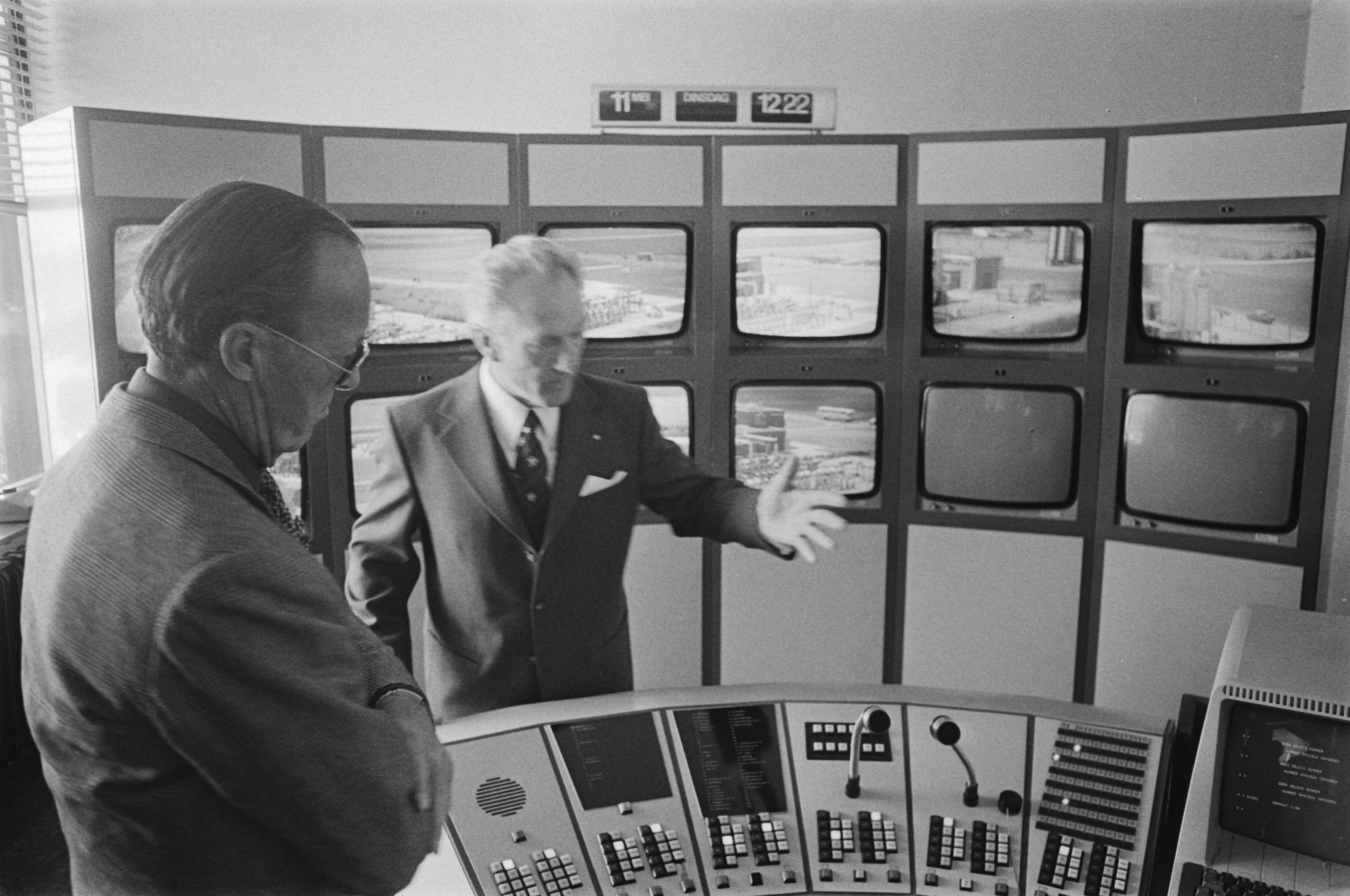 Fotocollectie Anefo — Prins Bernhard bezoekt NAM, groninger gasveld (en booreiland), Prins Bernhard in controlekamer in Sappemeer — Foto: Verhoeff, Bert / Anefo. Licentie: Set B: Rechtenvrij / Publiek Domein. Bron: Nationaal Archief. http://hdl.handle.net/10648/ac835aa4-d0b4-102d-bcf8-003048976d84