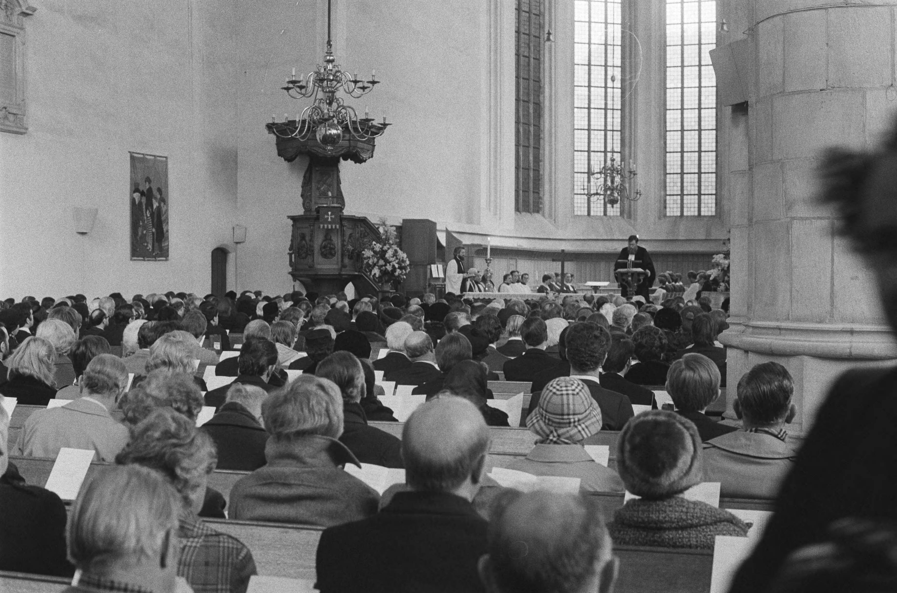 Herdenkingsdienst in de Kloosterkerk in Den Haag voor de doodgeschoten Britse ambassadeur Sir Richard Sykes — Overzicht van de kerk tijdens de dienst — Foto: Croes, Rob C. / Anefo. Licentie: Set B: Rechtenvrij / Publiek Domein. Bron: Nationaal Archief. http://hdl.handle.net/10648/acc708a8-d0b4-102d-bcf8-003048976d84