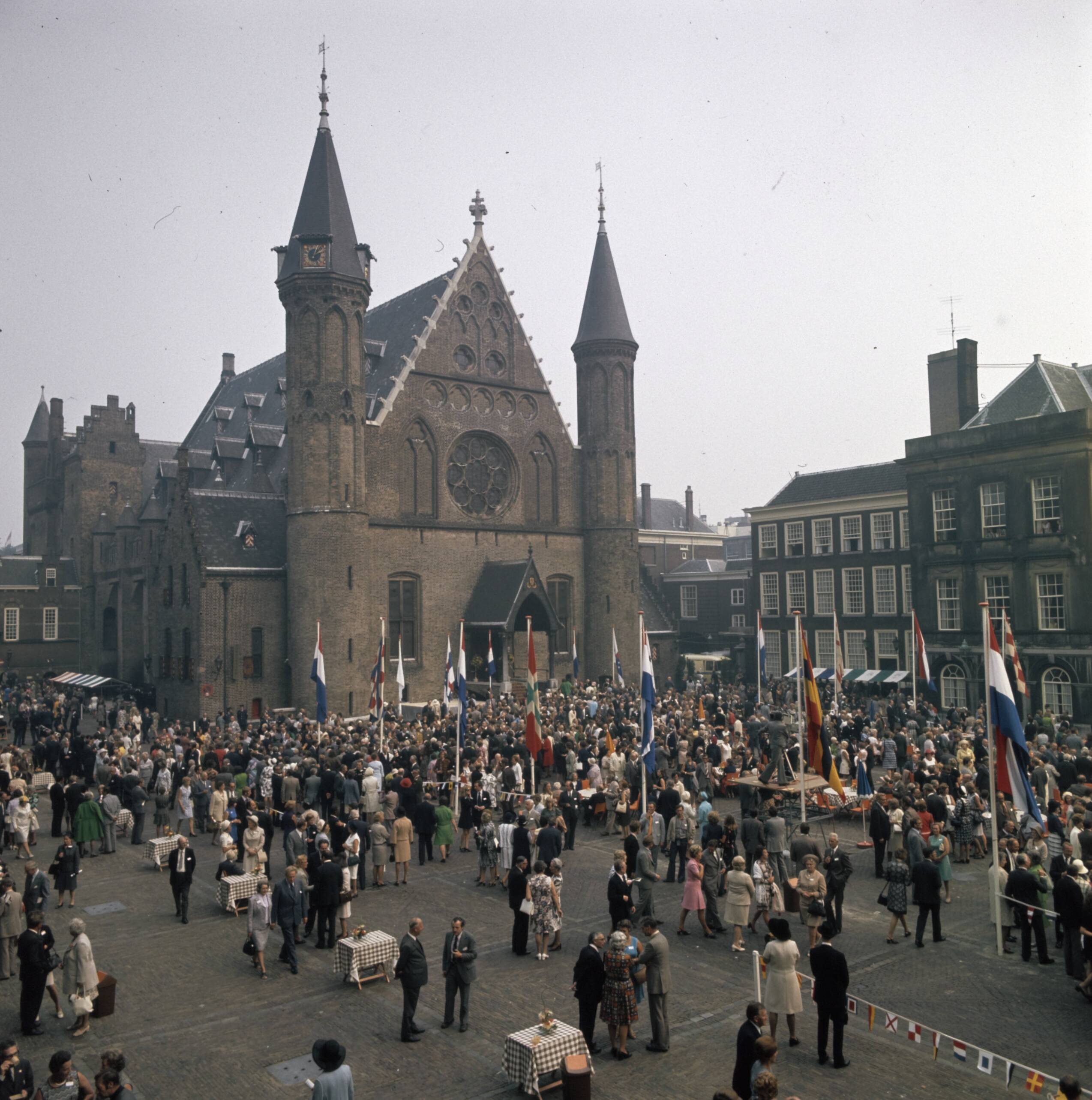 Fotocollectie Anefo — Koninklijke Familie bij viering Regeringsjubileum in Den Haag ; overzichten Binnenhof tijdens koffiemaaltijd — Foto: Mieremet, Rob / Anefo. Licentie: Set B: Rechtenvrij / Publiek Domein. Bron: Nationaal Archief. http://hdl.handle.net/10648/ad9298e2-d0b4-102d-bcf8-003048976d84