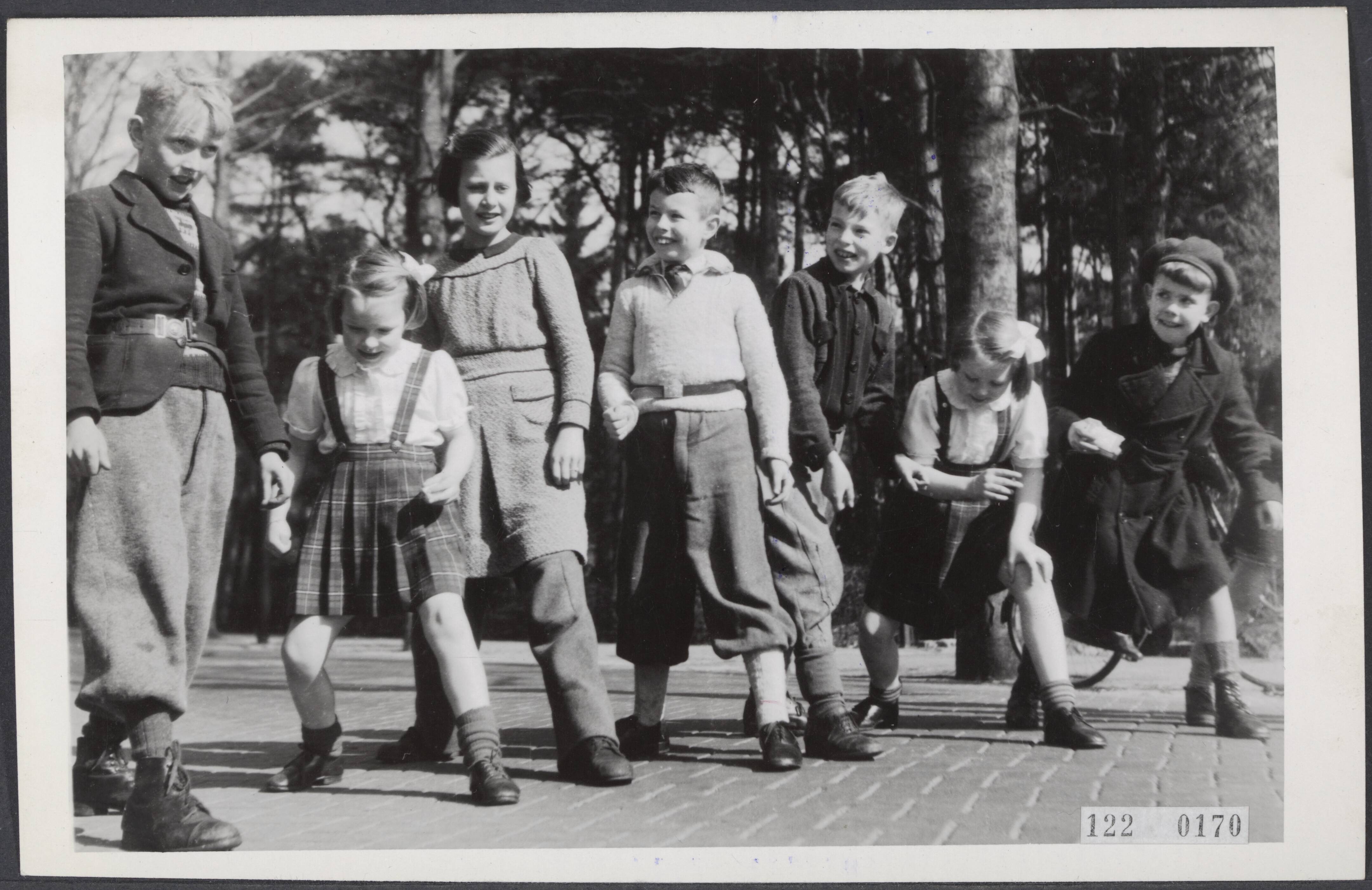De prinsessen Beatrix en Irene op de Werkplaats Kindergemeenschap van Kees Boeke te Bilthoven — Prinses Beatrix en prinses Irene op de Werkplaats Kindergemeenschap van Kees Boeke te Bilthoven.In de pauze worden er op school wel eens hardloopwedstrijden gehouden en de prinsesjes zijn dan natuurlijk van de partij [2e van links prinses Irene, 3e van rechts prinses Beatrix] — Foto: Breijer, Charles / Anefo. Licentie: Set B: Rechtenvrij / Publiek Domein. Bron: Nationaal Archief. http://hdl.handle.net/10648/af28d0d6-d0b4-102d-bcf8-003048976d84