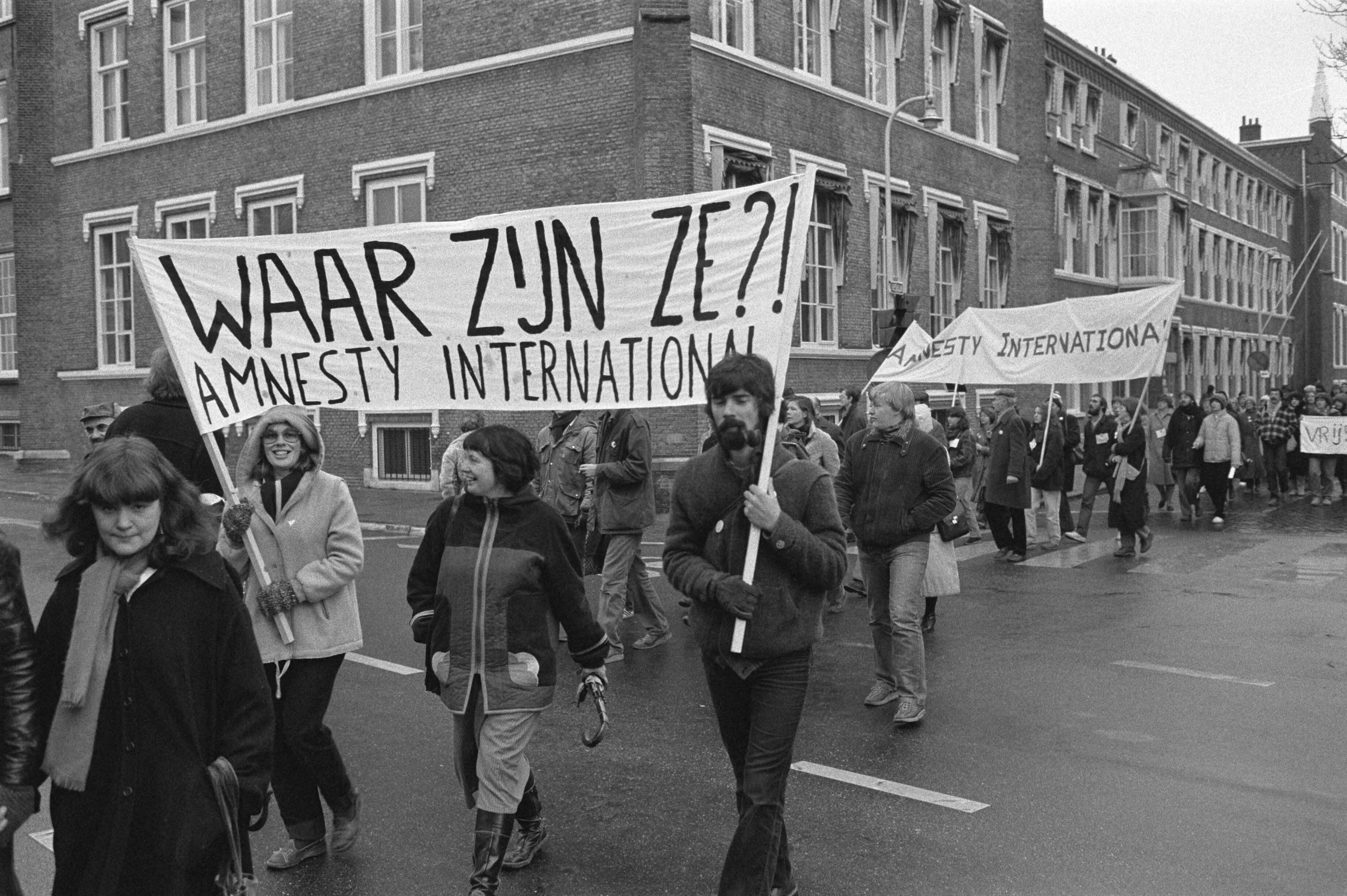 Fotocollectie Anefo — "Dag voor de mensenrechten" Amnesty International aktie tegen verdwijning Demonstranten in Den Haag langs diverse ambassades — Foto: Antonisse, Marcel / Anefo. Licentie: Set B: Rechtenvrij / Publiek Domein. Bron: Nationaal Archief. http://hdl.handle.net/10648/ad0aeb4a-d0b4-102d-bcf8-003048976d84