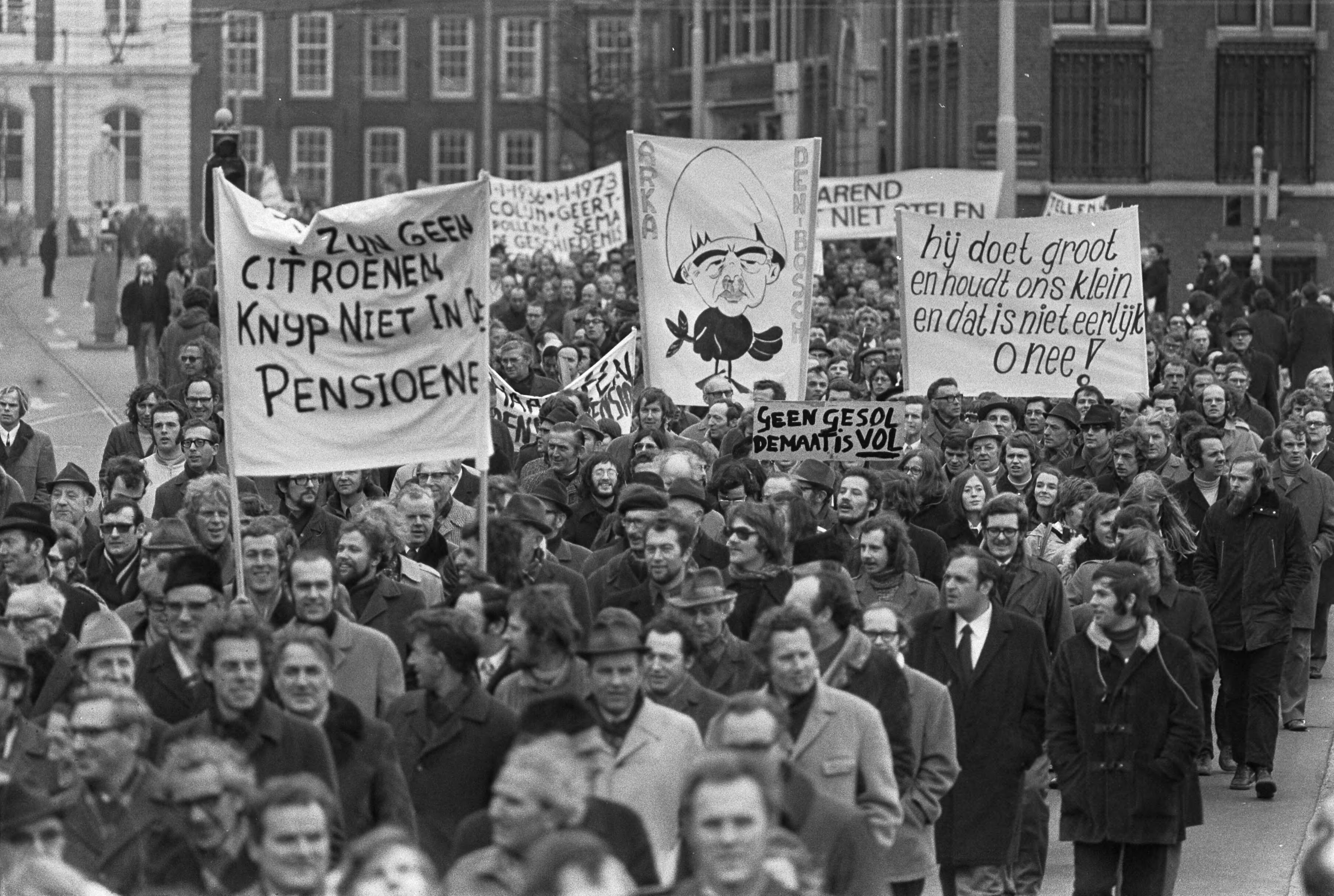 Fotocollectie Anefo — Ambtenaren (meer dan 40.000) demonstreren in Den Haag , demonstranten op weg naar het Binnenhof — Foto: Peters, Hans / Anefo. Licentie: Set B: Rechtenvrij / Publiek Domein. Bron: Nationaal Archief. http://hdl.handle.net/10648/ac244ac8-d0b4-102d-bcf8-003048976d84