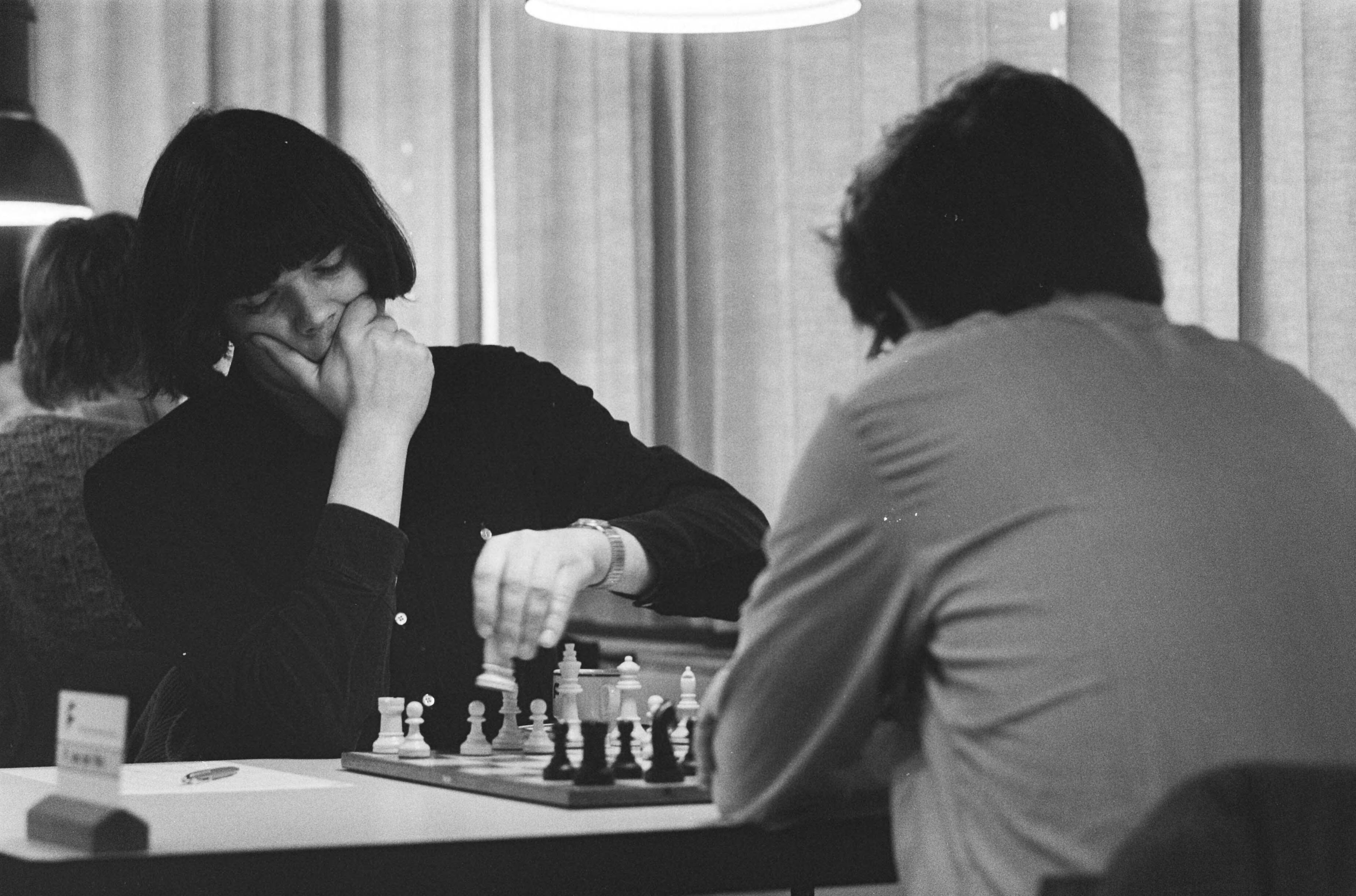 Nederlandse kampioenschappen schaken in Leeuwarden — Gerd Ligterink aan zet — Foto: Croes, Rob C. / Anefo. Licentie: Set B: Rechtenvrij / Publiek Domein. Bron: Nationaal Archief. http://hdl.handle.net/10648/acc624f6-d0b4-102d-bcf8-003048976d84