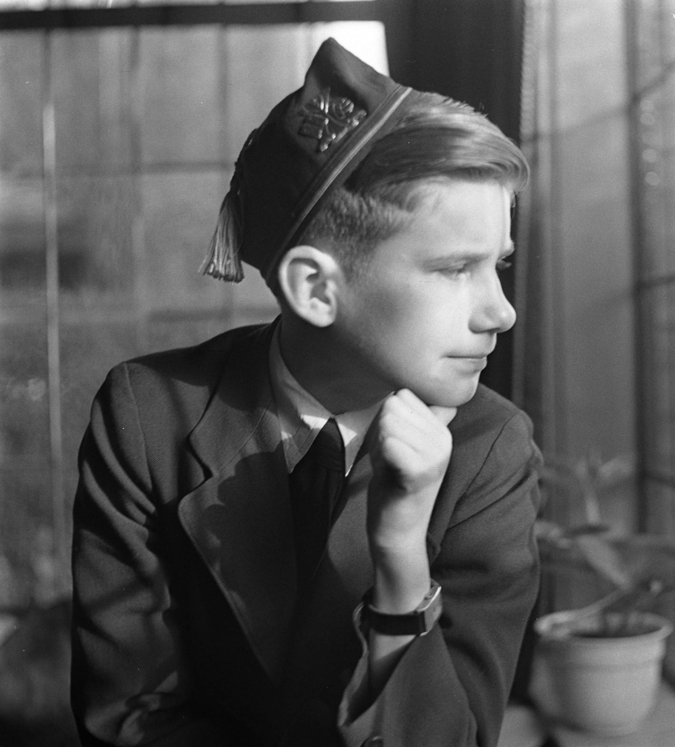 Fotocollectie Anefo — Opdracht Heer Smulders Voorburg. Kinderfoto's. Jongen met muts in venster — Foto: Bilsen, Joop van / Anefo. Licentie: Set B: Rechtenvrij / Publiek Domein. Bron: Nationaal Archief. http://hdl.handle.net/10648/a906e53a-d0b4-102d-bcf8-003048976d84