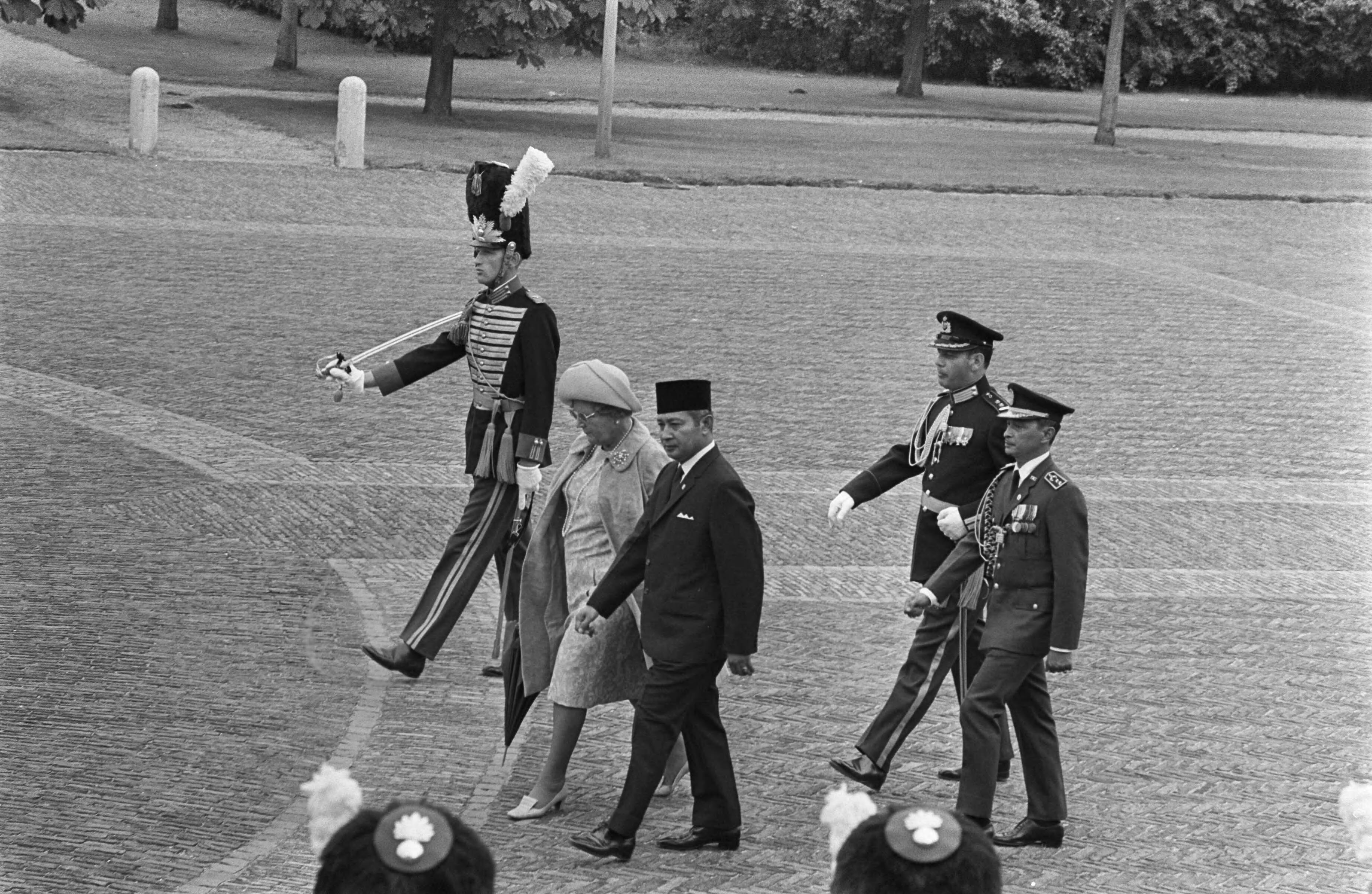 Fotocollectie Anefo — President Soeharto op Huis ten Bosch , Den Haag; President Soeharto, en koningin Juliana inspecteren de erewacht — Foto: Evers, Joost / Anefo. Licentie: Set B: Rechtenvrij / Publiek Domein. Bron: Nationaal Archief. http://hdl.handle.net/10648/aba21c92-d0b4-102d-bcf8-003048976d84