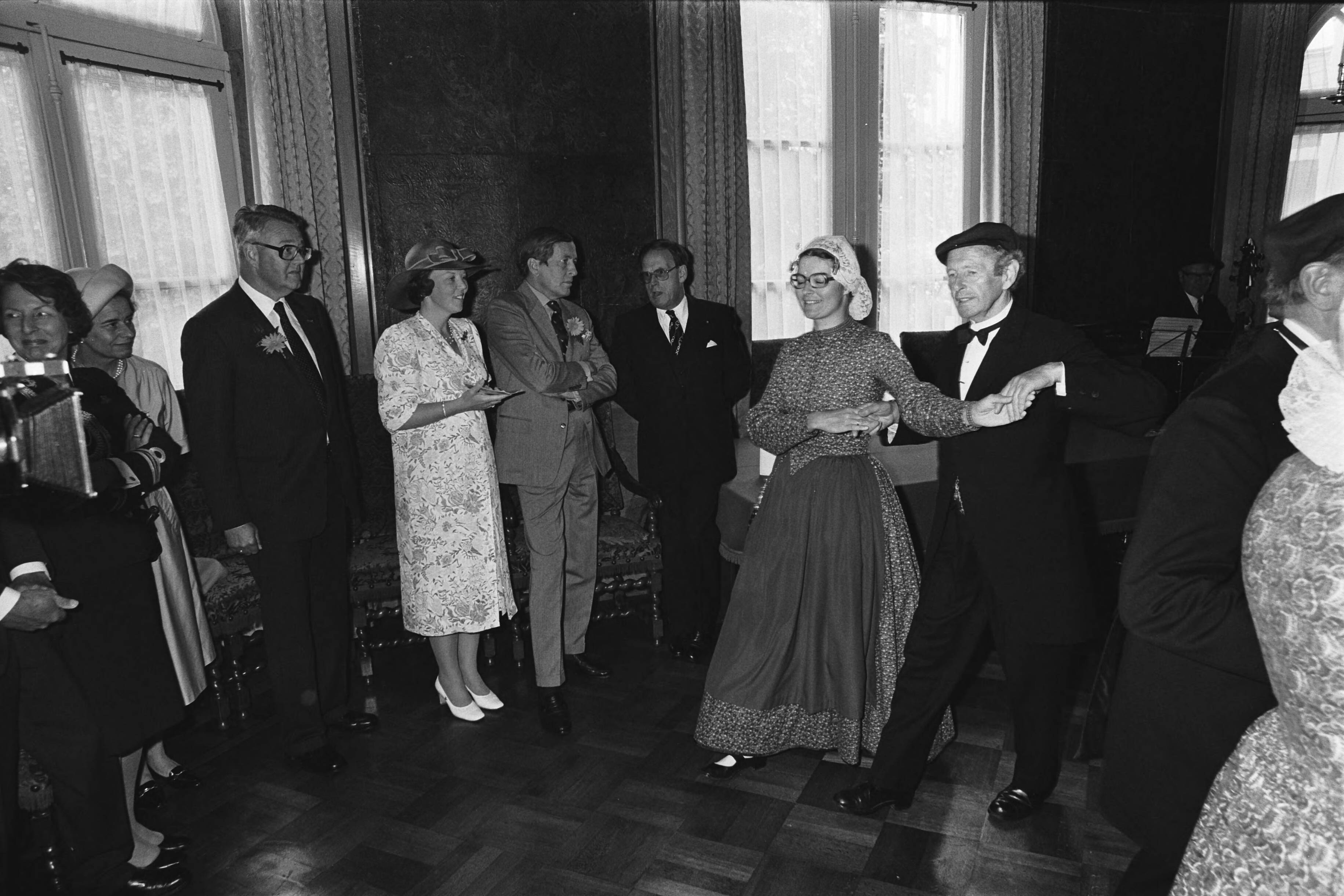 Fotocollectie Anefo — Koningin Beatrix en Prins Claus bezoeken Noord Holland ; Koninklijk Paar kijkt naar volksdansen (Haarlem) — Foto: Antonisse, Marcel / Anefo. Licentie: Set B: Rechtenvrij / Publiek Domein. Bron: Nationaal Archief. http://hdl.handle.net/10648/ace36dcc-d0b4-102d-bcf8-003048976d84