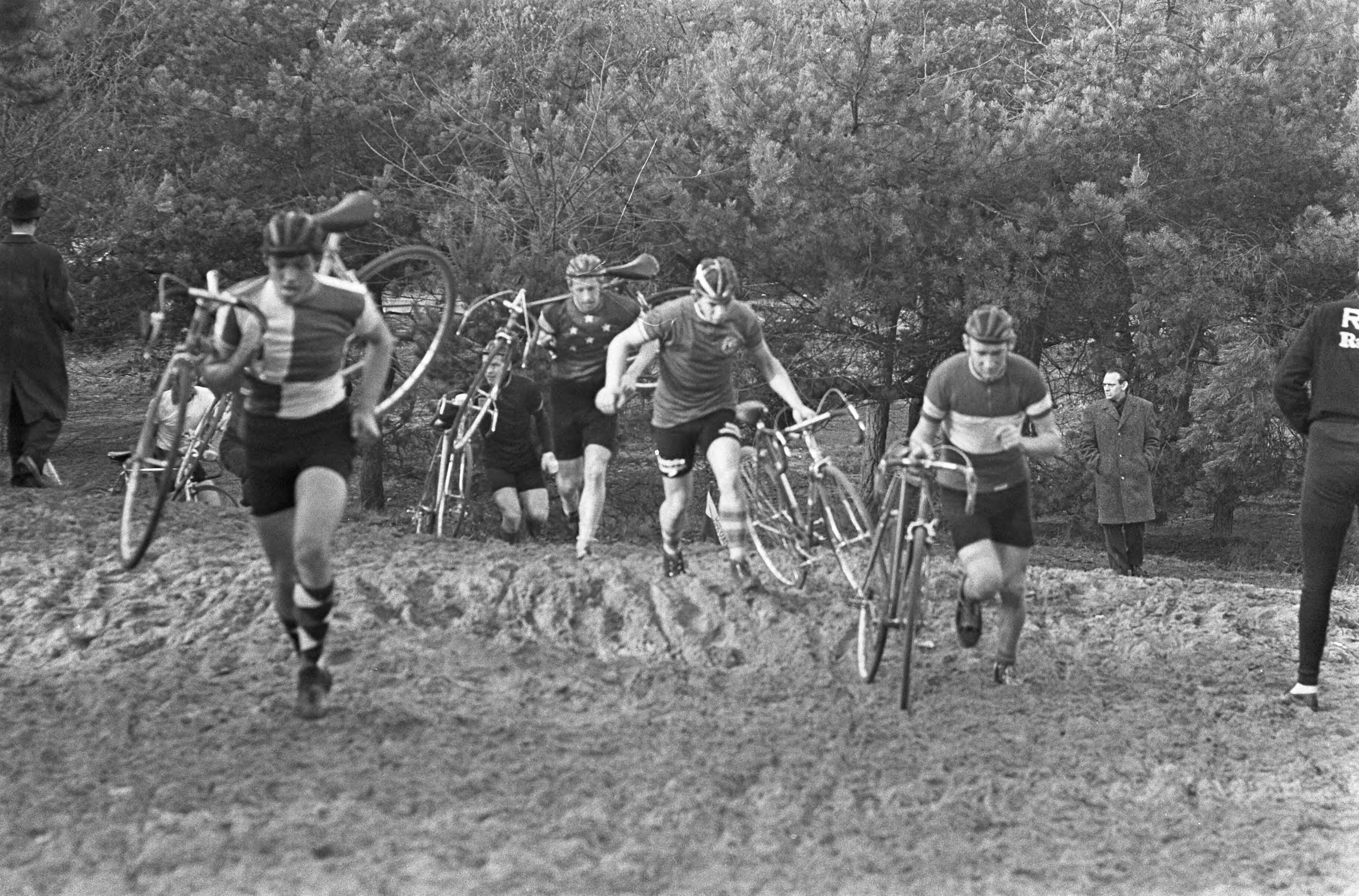 Fotocollectie Anefo — Eerste nationale Cycle Cross in Bilthoven, overzichten — Foto: Gelderen, Hugo van / Anefo. Licentie: Set B: Rechtenvrij / Publiek Domein. Bron: Nationaal Archief. http://hdl.handle.net/10648/aa84d4a8-d0b4-102d-bcf8-003048976d84