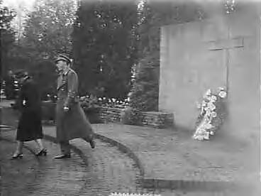 Fotocollectie Anefo — Dodenherdenking. Kranslegging door koningin Juliana en prins Bernhard te Baarn — Foto: Bilsen, Joop van / Anefo. Licentie: Set B: Rechtenvrij / Publiek Domein. Bron: Nationaal Archief. http://hdl.handle.net/10648/a92170b2-d0b4-102d-bcf8-003048976d84
