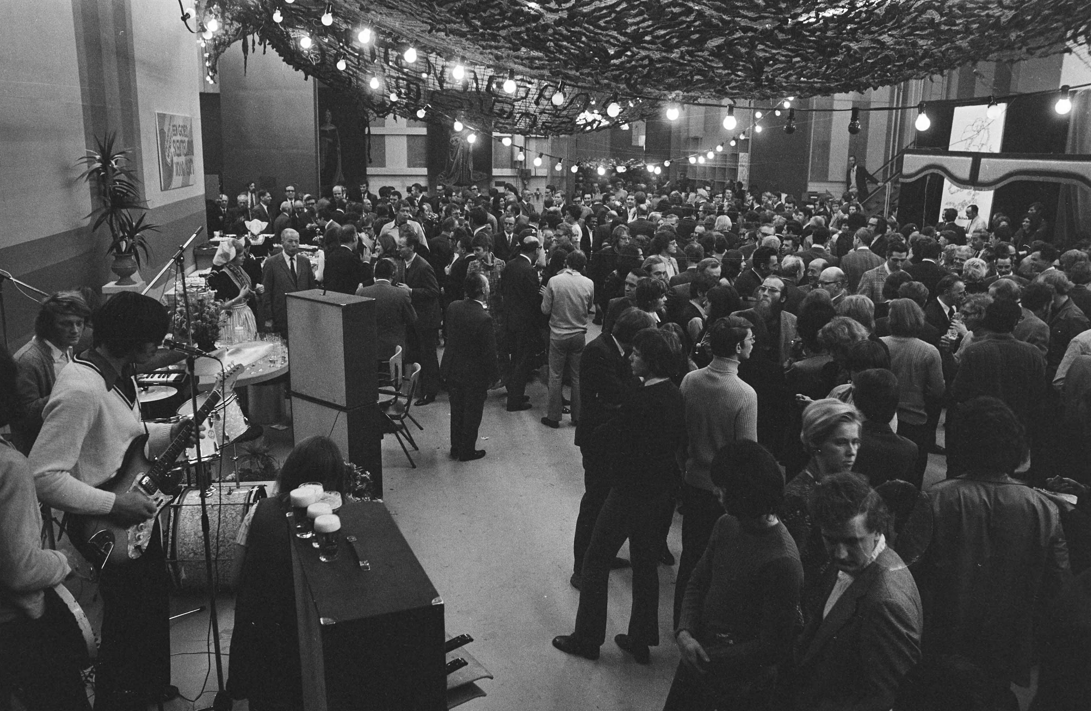 Fotocollectie Anefo — Nieuwjaarsreceptie NOS, Hilversum; overzicht — Foto: Mieremet, Rob / Anefo. Licentie: Set B: Rechtenvrij / Publiek Domein. Bron: Nationaal Archief. http://hdl.handle.net/10648/abaef8fe-d0b4-102d-bcf8-003048976d84