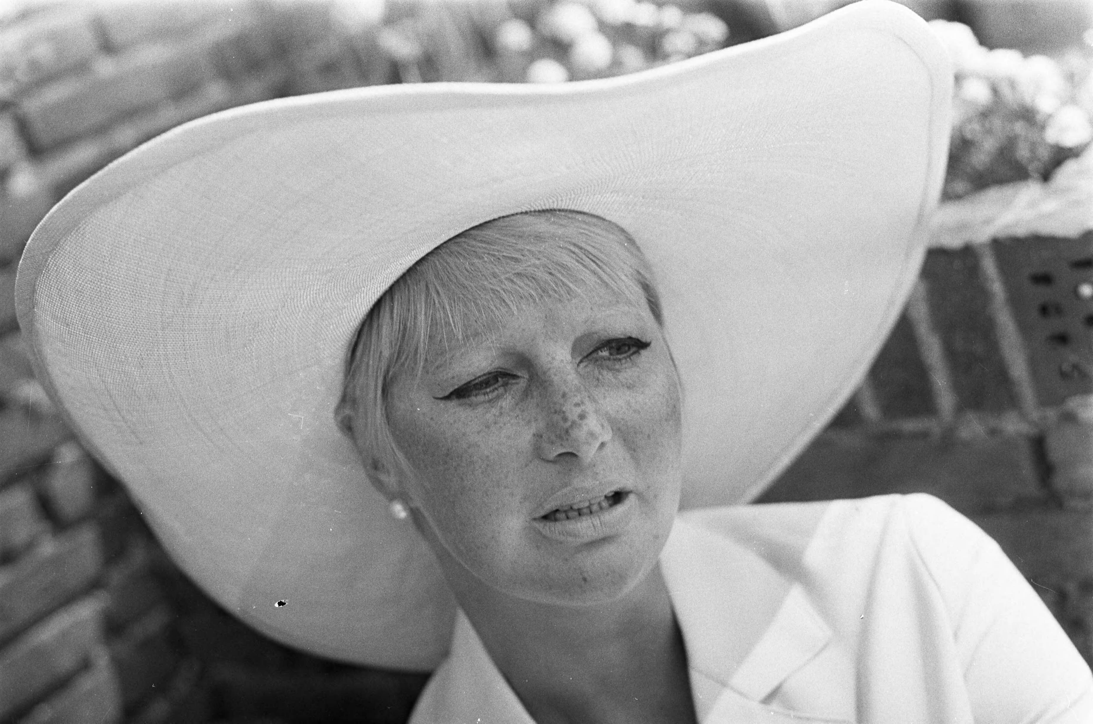 Fotocollectie Anefo — Nieuwe langspeelplaat van Adèle Bloemendaal. Adèle — Foto: Nijs, Jac. de / Anefo. Licentie: Set B: Rechtenvrij / Publiek Domein. Bron: Nationaal Archief. http://hdl.handle.net/10648/ab1ffa64-d0b4-102d-bcf8-003048976d84