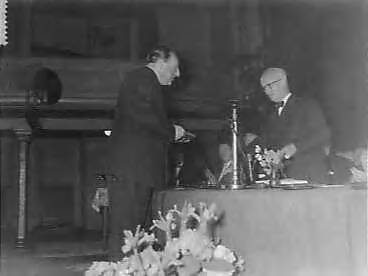 Fotocollectie Anefo — Uitreiking toneelprijzen, Johan Fiolet ontvangt de bronzen medaille — Foto: Bilsen, Joop van / Anefo. Licentie: Set B: Rechtenvrij / Publiek Domein. Bron: Nationaal Archief. http://hdl.handle.net/10648/a961376a-d0b4-102d-bcf8-003048976d84