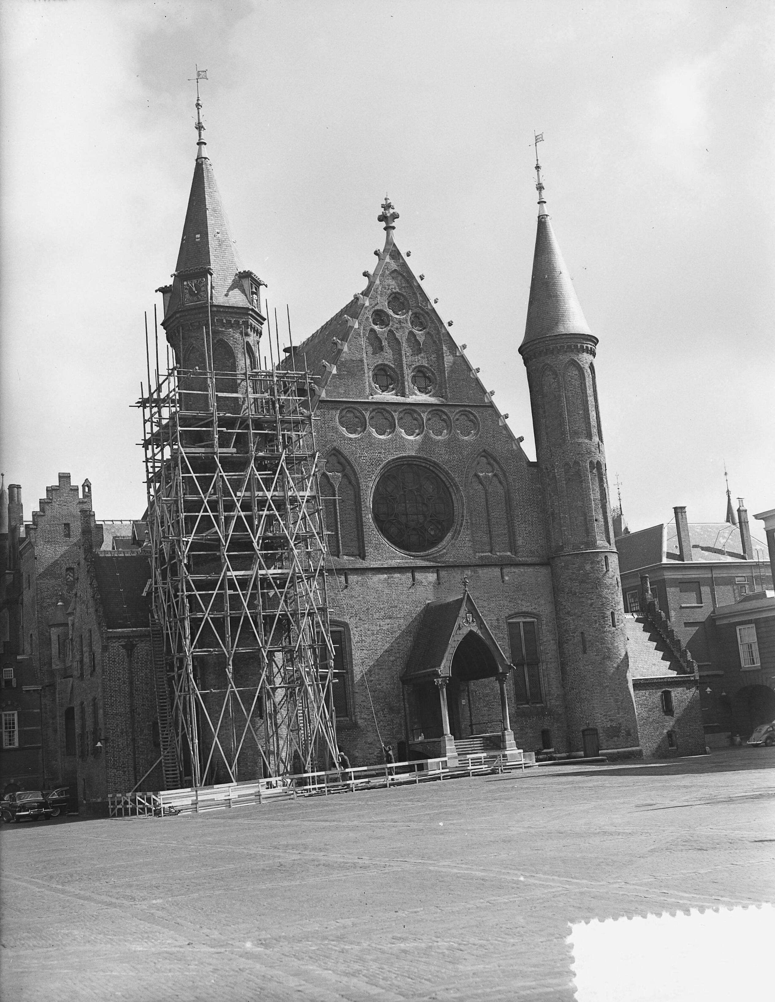 Fotocollectie Anefo — Toren van de Ridderzaal op het Binnenhof te Den Haag in reparatie — Foto: Bilsen, Joop van / Anefo. Licentie: Set B: Rechtenvrij / Publiek Domein. Bron: Nationaal Archief. http://hdl.handle.net/10648/a9329874-d0b4-102d-bcf8-003048976d84