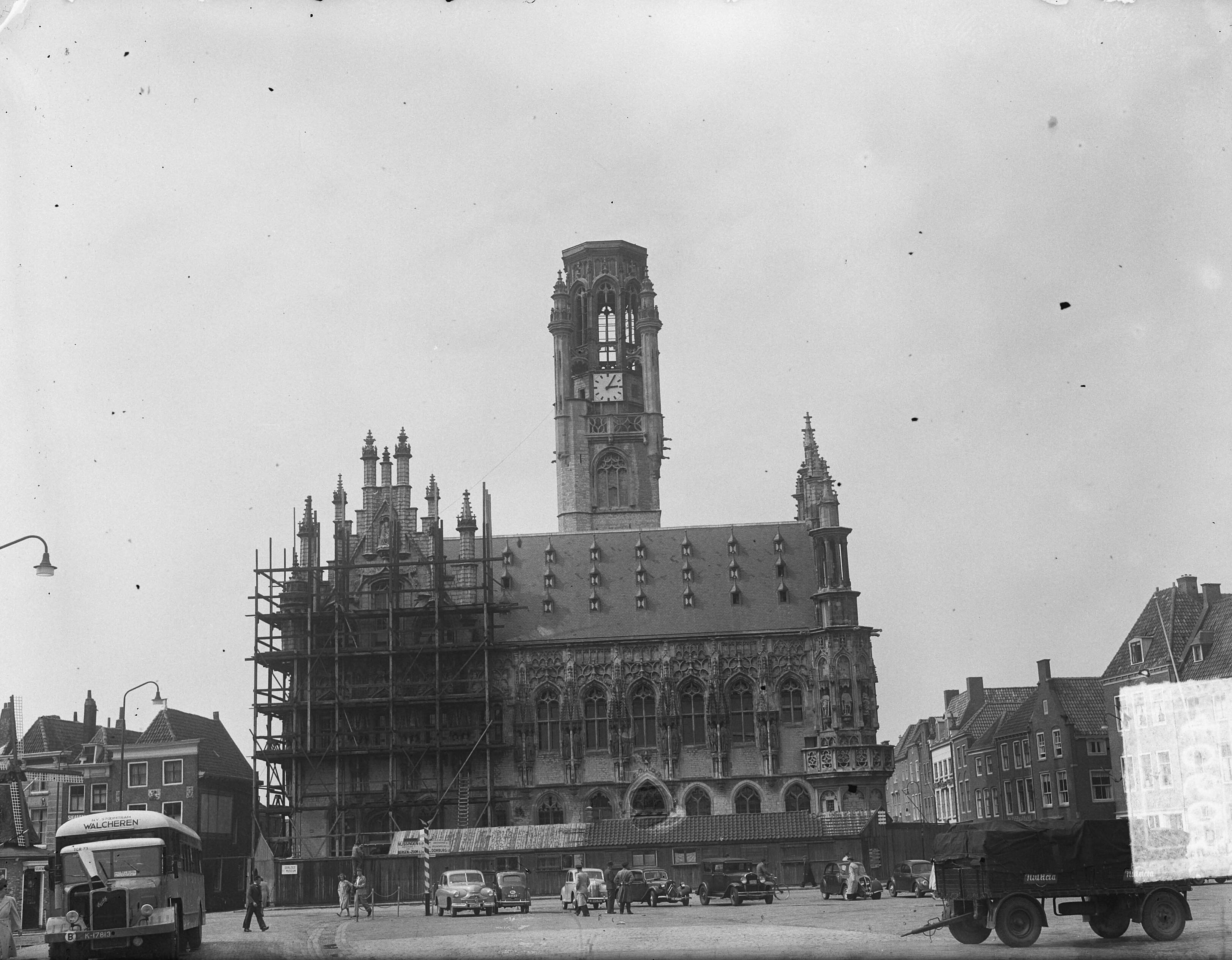 Fotocollectie Anefo — Stadhuis Middelburg in opbouw — Foto: Pot, Harry / Anefo. Licentie: Set B: Rechtenvrij / Publiek Domein. Bron: Nationaal Archief. http://hdl.handle.net/10648/a8db4cfe-d0b4-102d-bcf8-003048976d84