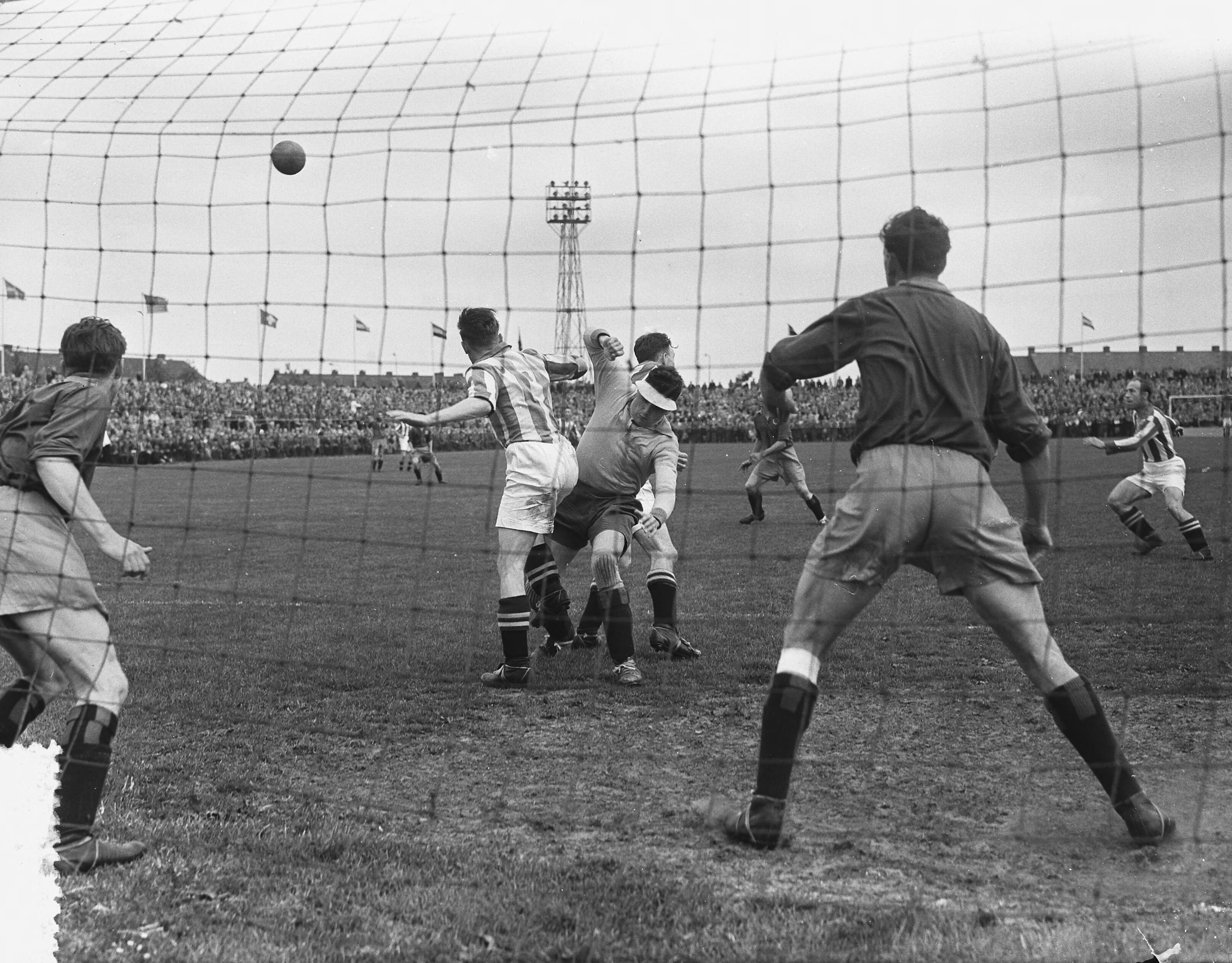Fotocollectie Anefo — Voetbal. Haarlem tegen Heerenveen 2-0. Spelmoment voor het Haarlem doel — Foto: Bilsen, Joop van / Anefo. Licentie: Set B: Rechtenvrij / Publiek Domein. Bron: Nationaal Archief. http://hdl.handle.net/10648/a90d5d34-d0b4-102d-bcf8-003048976d84