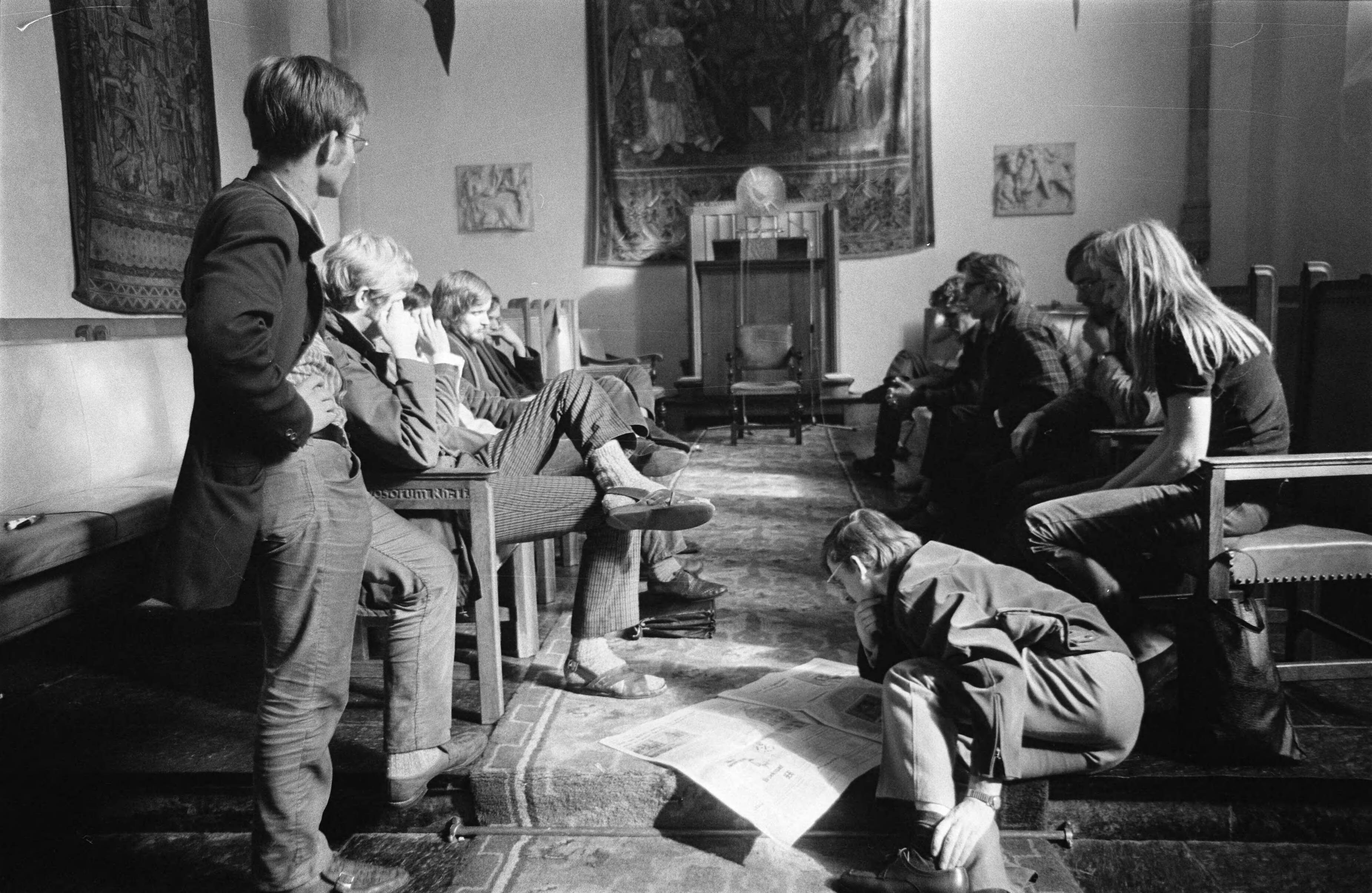 Fotocollectie Anefo — Vannacht zijn studenten van Utrechtse universiteit Academiegebouw binnengedrongen, 's middags waren er nog ong. 20 mensen in aula — Foto: Mieremet, Rob / Anefo. Licentie: Set B: Rechtenvrij / Publiek Domein. Bron: Nationaal Archief. http://hdl.handle.net/10648/ab7c2578-d0b4-102d-bcf8-003048976d84