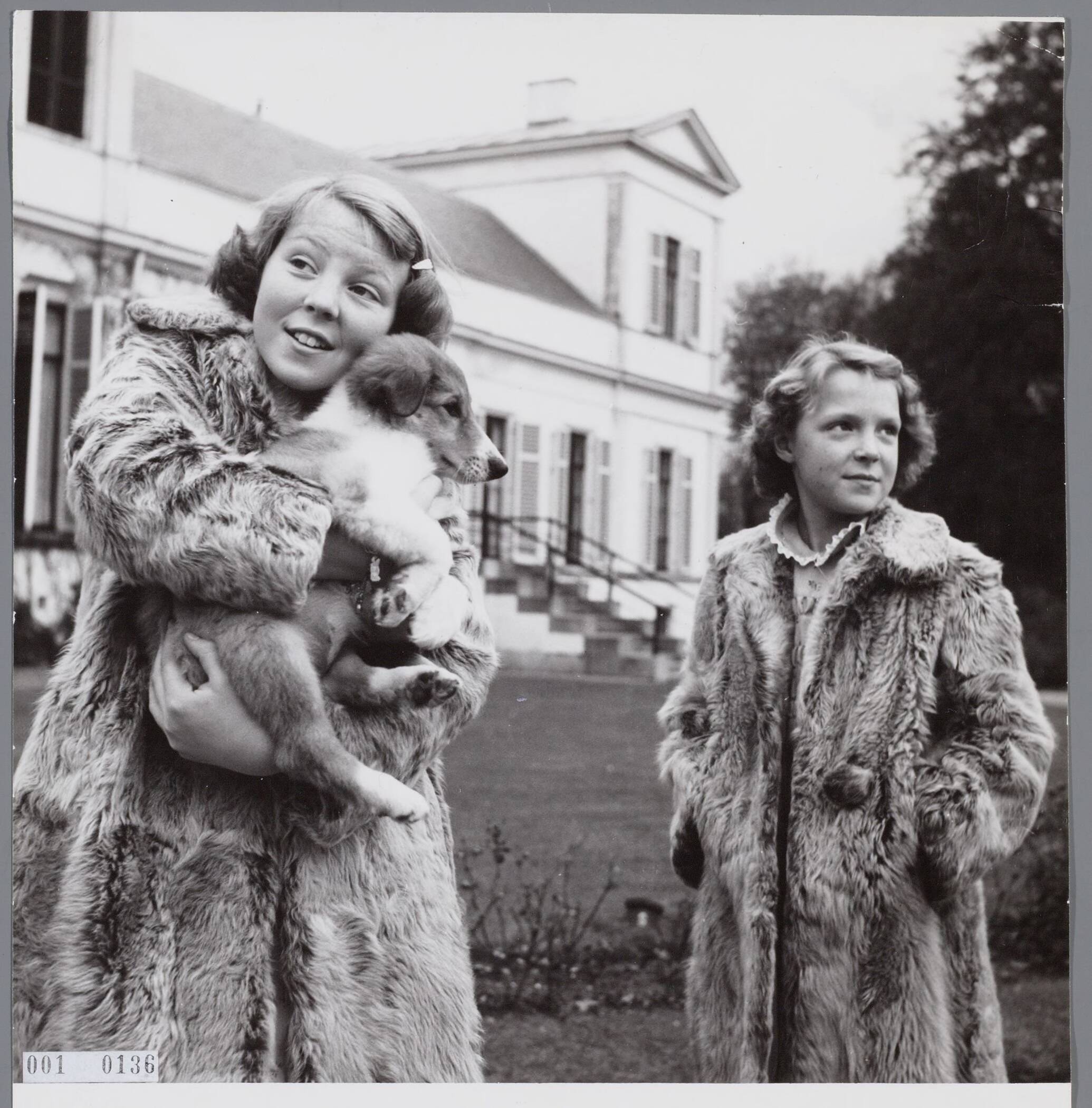 Fotocollectie RVD / Koninklijk Huis — Prinses Beatrix en prinses Irene met hond — Foto: Onbekend / RVD. Licentie: Set B: Rechtenvrij / Publiek Domein. Bron: Nationaal Archief. http://hdl.handle.net/10648/afb0a010-d0b4-102d-bcf8-003048976d84