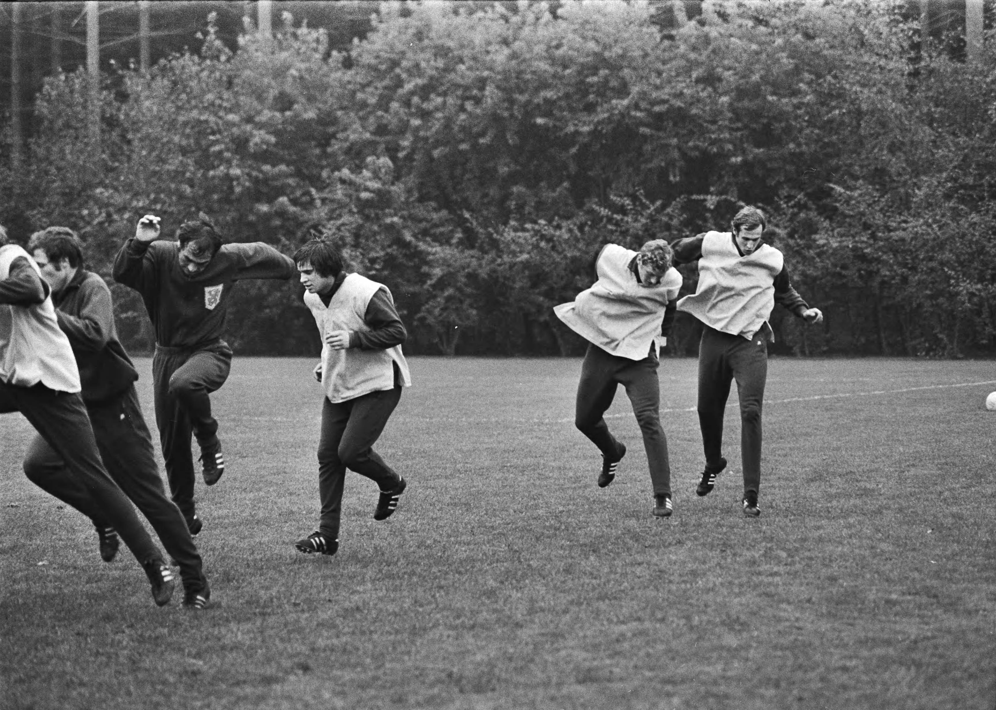 Fotocollectie Anefo — Selectie voor Nederlands elftal traint in KNVB-centrum, Zeist voor wedstrijd tegen Joegoslavie; training — Foto: Mieremet, Rob / Anefo. Licentie: Set B: Rechtenvrij / Publiek Domein. Bron: Nationaal Archief. http://hdl.handle.net/10648/aba5ba8c-d0b4-102d-bcf8-003048976d84