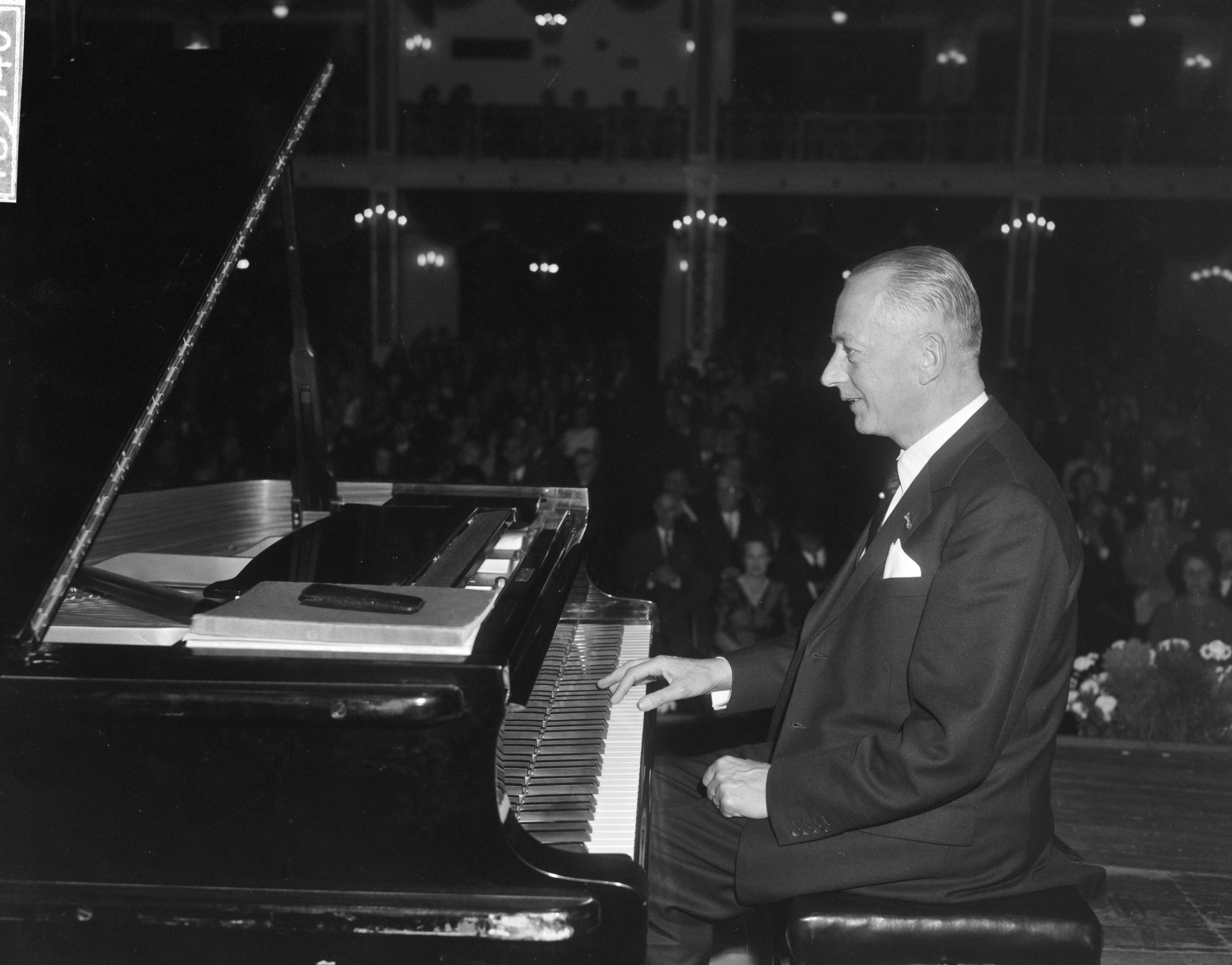 Viering van het tienjarig jubileum van het Nederlands Genootschap van Burgemeesters in het Kurhaus te Scheveningen — Burgemeester van Utrecht C.J.A. de Ranitz tijdens een solo-concert op de piano — Foto: Bilsen, Joop van / Anefo. Licentie: Set B: Rechtenvrij / Publiek Domein. Bron: Nationaal Archief. http://hdl.handle.net/10648/aac669f4-d0b4-102d-bcf8-003048976d84