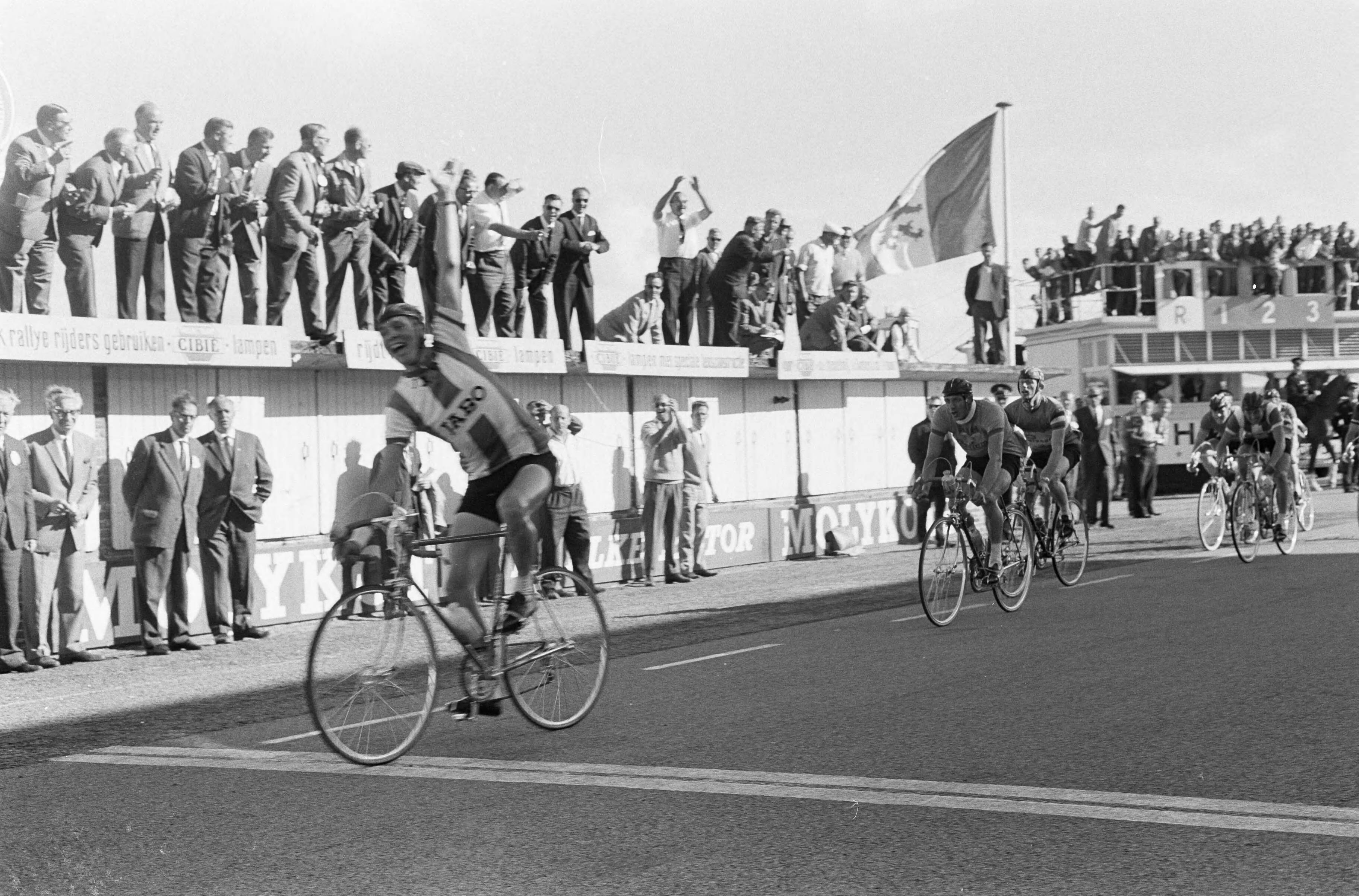 Fotocollectie Anefo — Wielrennen circuit op Zandvoort — Foto: Pot, Harry / Anefo. Licentie: Set B: Rechtenvrij / Publiek Domein. Bron: Nationaal Archief. http://hdl.handle.net/10648/aa12726e-d0b4-102d-bcf8-003048976d84