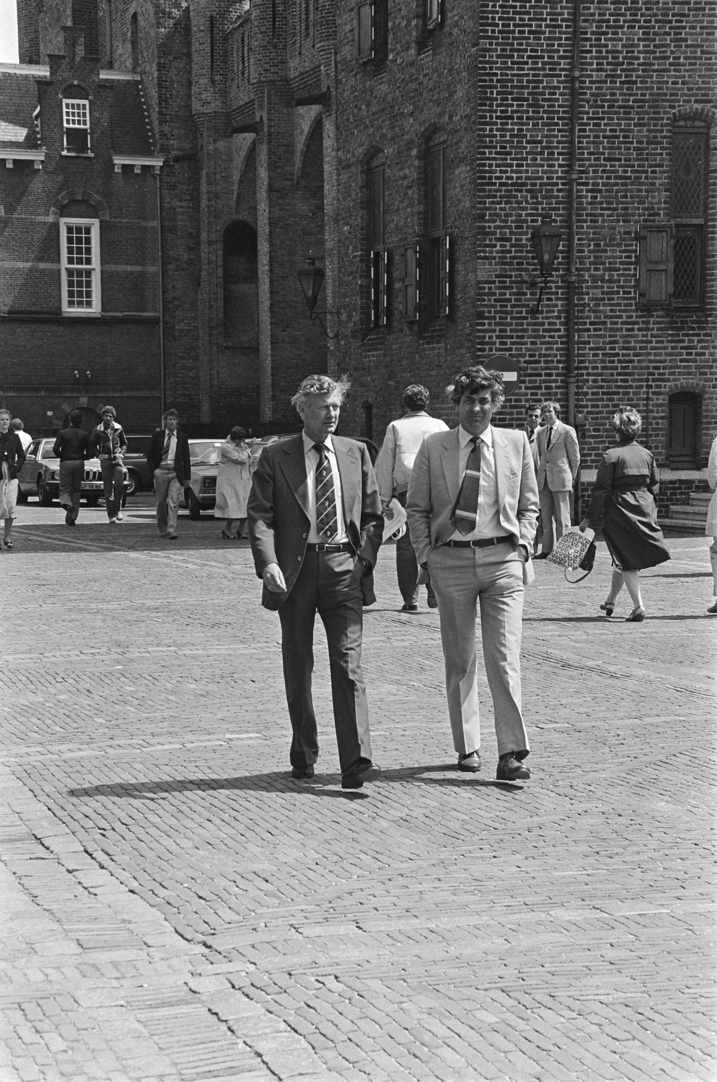 Fotocollectie Anefo — Kabinetsformatie 1981 in Den Haag ; de informateurs De Koning (l) en Lubbers tijdens een wandelingetje in de lunchpauze — Foto: Dijk, Hans van / Anefo. Licentie: Set B: Rechtenvrij / Publiek Domein. Bron: Nationaal Archief. http://hdl.handle.net/10648/acfde6b6-d0b4-102d-bcf8-003048976d84