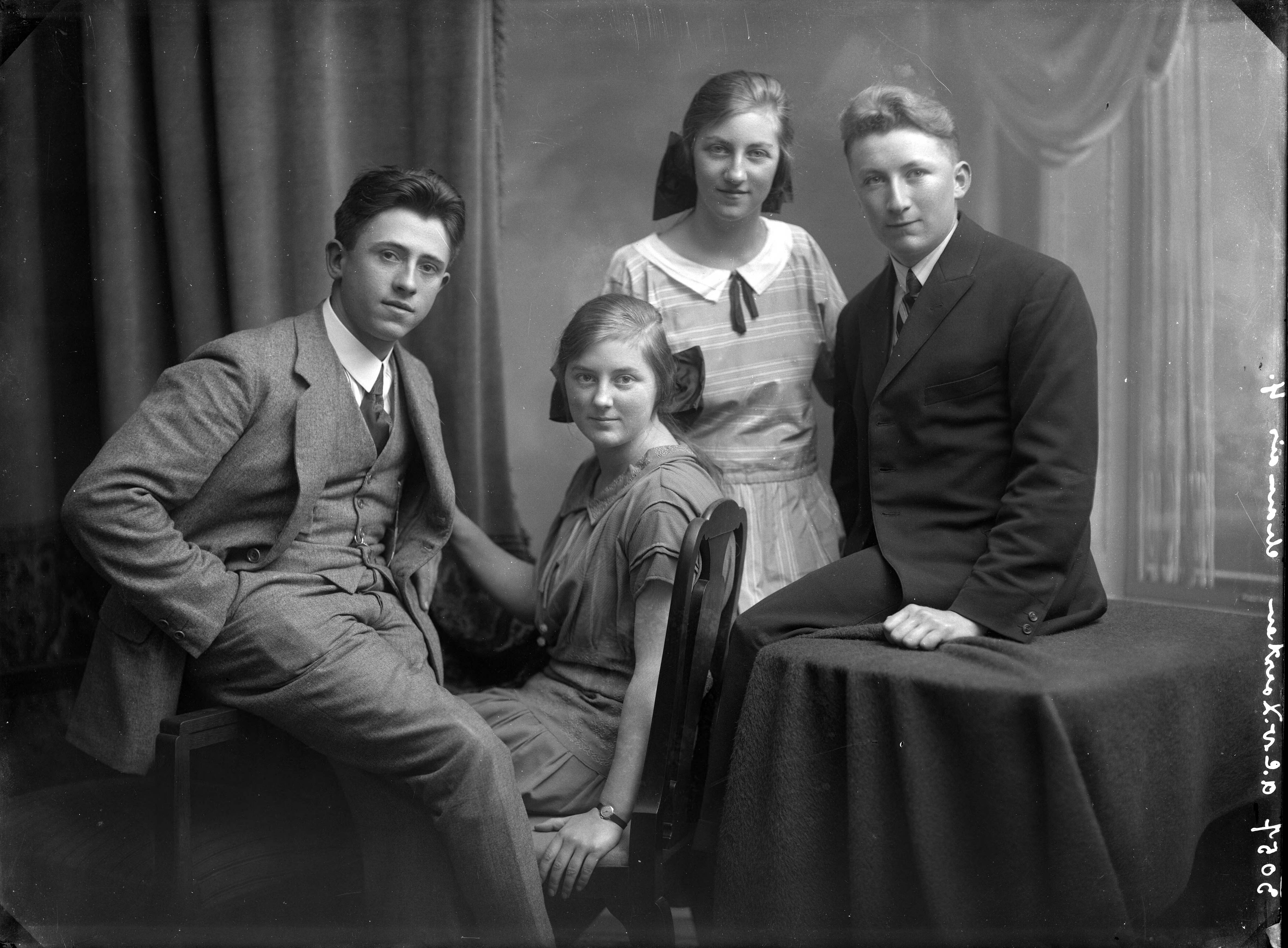 Berg, van den (BERG 050) — Studio-opnames. Twee jongens en twee meisjes zitten op blokken. De jongens in een driedelig pak en de meisjes in jurken met platte witte kraagjes. Haarlem, Nederland, 1918-1930 .3057 AE.V. Xarsten chamois 4. — Foto: Berg, Th.C.J. van den / Spaarnestad Photo (05887). Licentie: Set B: Rechtenvrij / Publiek Domein. Bron: Nationaal Archief. http://hdl.handle.net/10648/35429da7-c7f0-a382-e063-6df0900a6686