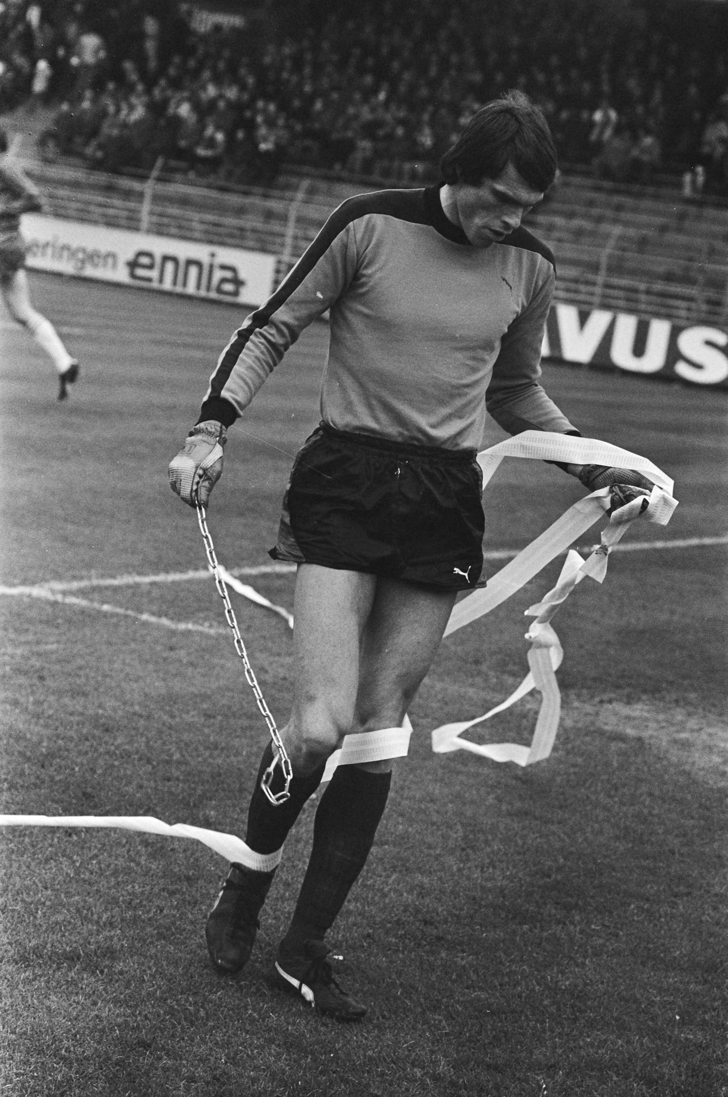 Fotocollectie Anefo — Ajax tegen Haarlem 1-1, Haarlemkeeper Boersma ruimt rotzo van het veld — Foto: Bogaerts, Rob / Anefo. Licentie: Set B: Rechtenvrij / Publiek Domein. Bron: Nationaal Archief. http://hdl.handle.net/10648/aca8625e-d0b4-102d-bcf8-003048976d84