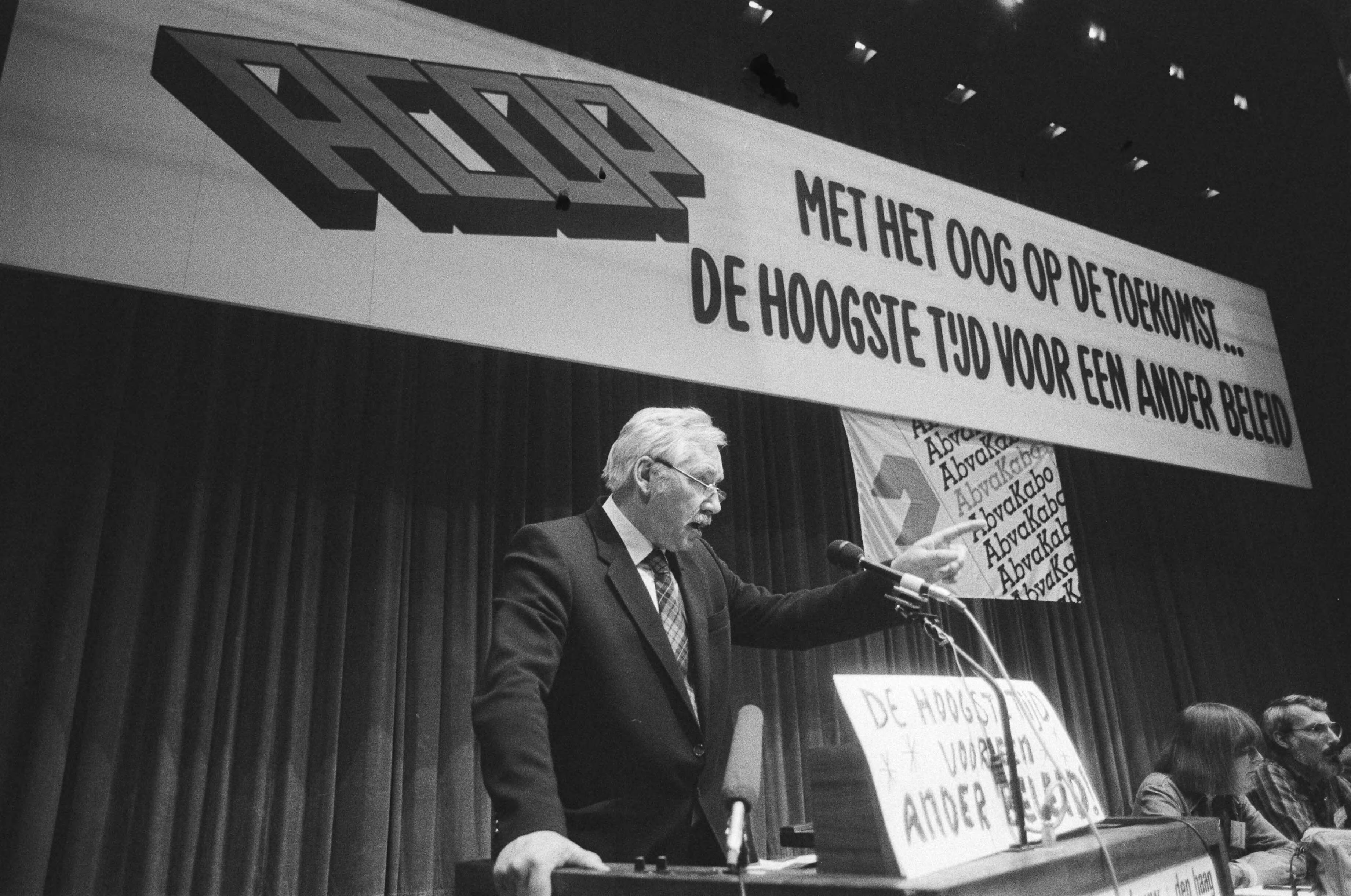 Fotocollectie Anefo — Demonstratieve bijeenkomst van ACOP in Den Haag tegen bezuinigingsplannen; voorzitter Jaap van de Scheur tijdens rede — Foto: Dijk, Hans van / Anefo. Licentie: Set B: Rechtenvrij / Publiek Domein. Bron: Nationaal Archief. http://hdl.handle.net/10648/ad1df60e-d0b4-102d-bcf8-003048976d84