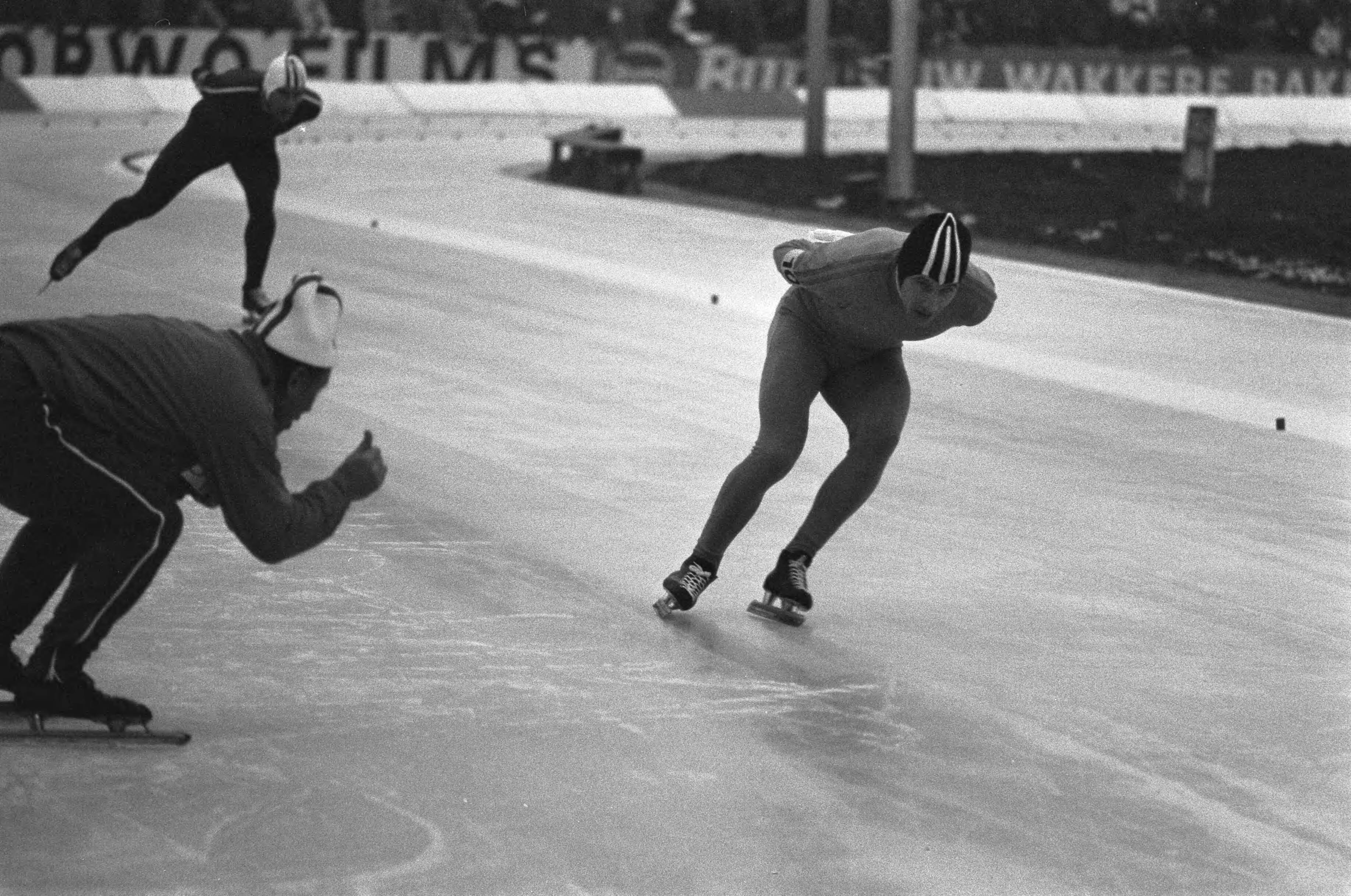 Fotocollectie Anefo — Schaatswedstrijden voor eerste ISSL World Cup voor prof op De Uithof in Den Haag , nummer 18 Verkerk (voorgrond) in aktie tegen Tveter — Foto: Verhoeff, Bert / Anefo. Licentie: Set B: Rechtenvrij / Publiek Domein. Bron: Nationaal Archief. http://hdl.handle.net/10648/ac21cb36-d0b4-102d-bcf8-003048976d84