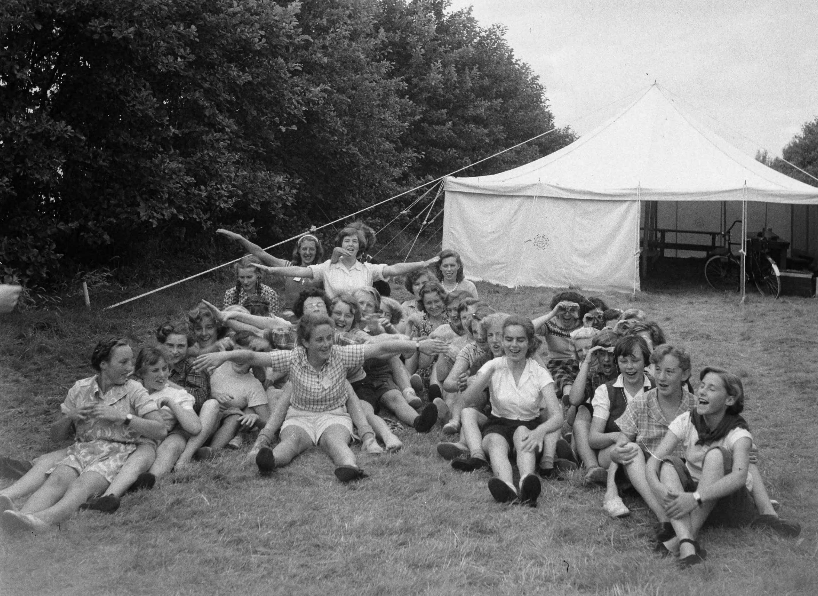 VCJC kamp Heemstede — VCJC (Vrijzinnig Christelijke Jeugd Centrale) Kamp te Heemstede (Noord-Holland) — Foto: Oorschot, […] van / Anefo. Licentie: Set B: Rechtenvrij / Publiek Domein. Bron: Nationaal Archief. http://hdl.handle.net/10648/a8dca55e-d0b4-102d-bcf8-003048976d84