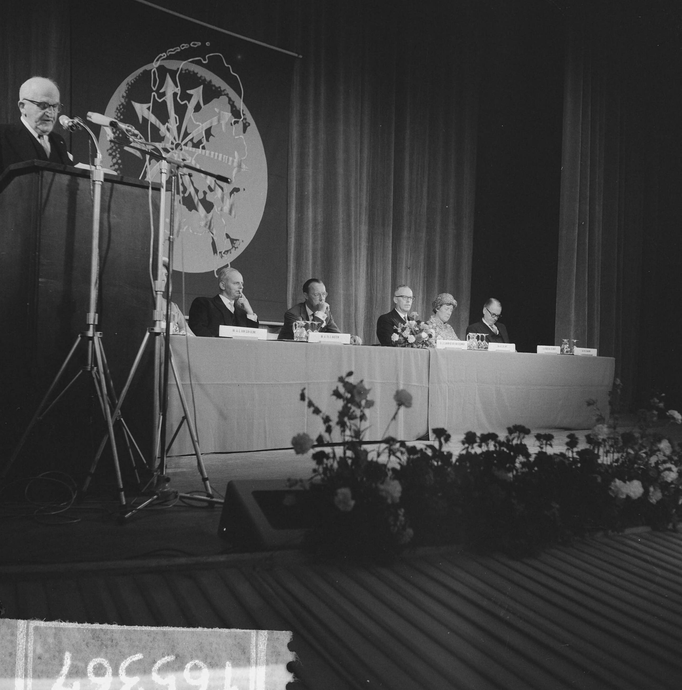 Fotocollectie Anefo — Bijeenkomst vereniging "Nederland in den vreemde" in de Stadsschouwburg te Utrecht bijgewoond door Prins Bernhard hier tijdens zijn voordracht — Foto: Gelderen, Hugo van / Anefo. Licentie: Set B: Rechtenvrij / Publiek Domein. Bron: Nationaal Archief. http://hdl.handle.net/10648/aa6cdb14-d0b4-102d-bcf8-003048976d84