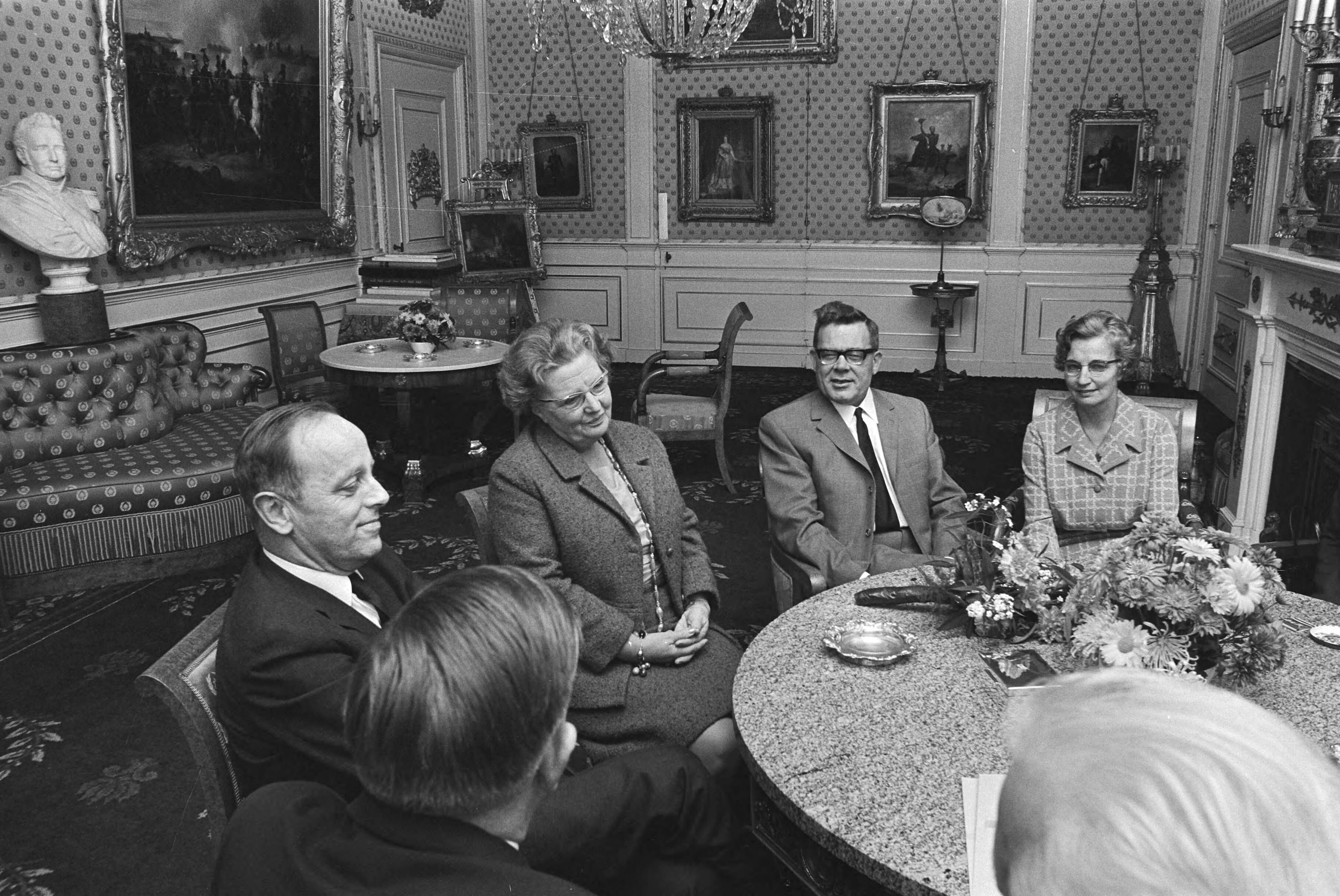 Fotocollectie Anefo — koningin Juliana en Prinses Beatrix ontvangen bundel gedichten van Nederlandse Blindenbond , Soestdijk — Foto: Evers, Joost / Anefo. Licentie: Set B: Rechtenvrij / Publiek Domein. Bron: Nationaal Archief. http://hdl.handle.net/10648/abab2288-d0b4-102d-bcf8-003048976d84