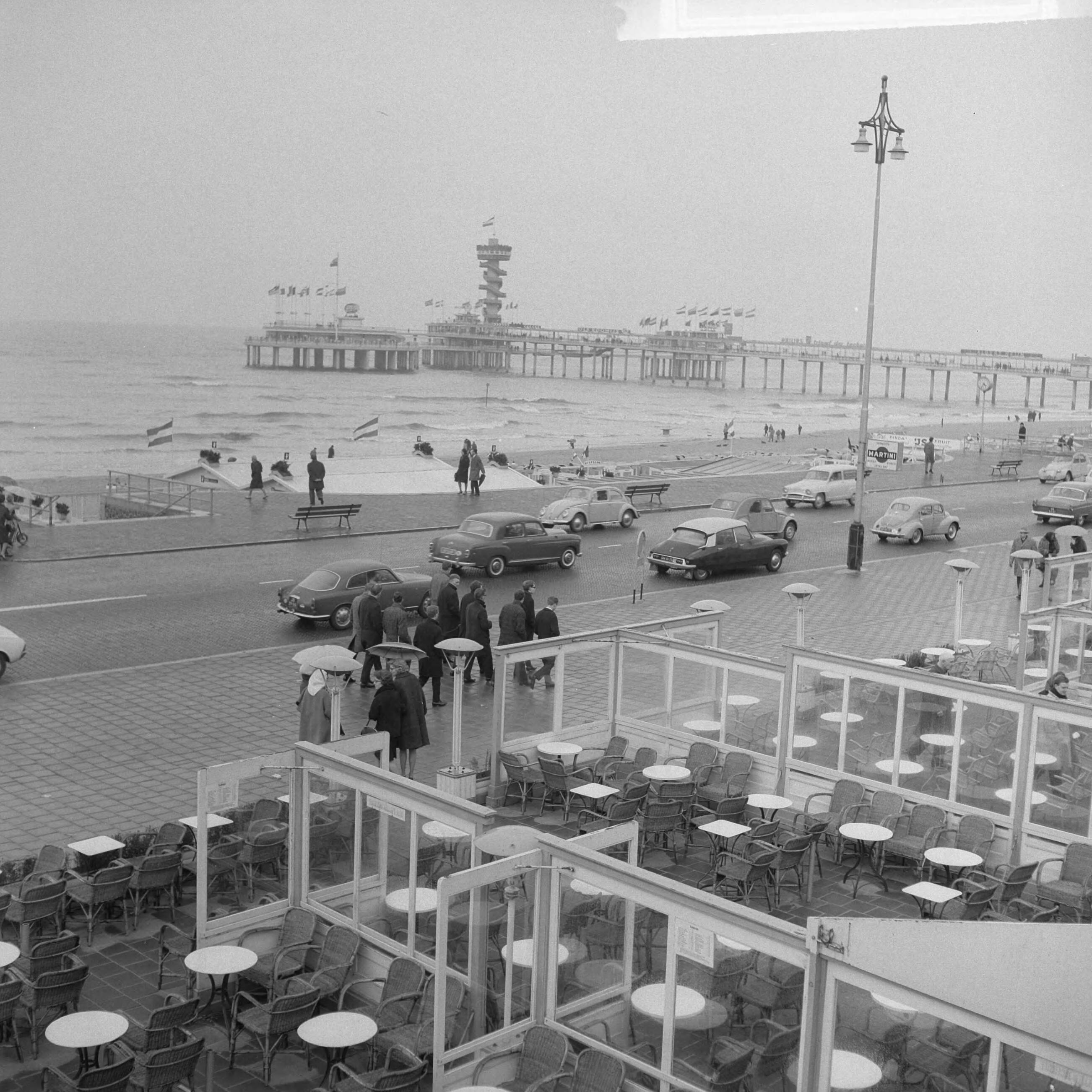 Fotocollectie Anefo — Slecht weer met Paasdagen, de Boulevard op Scheveningen — Foto: Smulders, Jean / Anefo. Licentie: Set B: Rechtenvrij / Publiek Domein. Bron: Nationaal Archief. http://hdl.handle.net/10648/aa61e2ea-d0b4-102d-bcf8-003048976d84