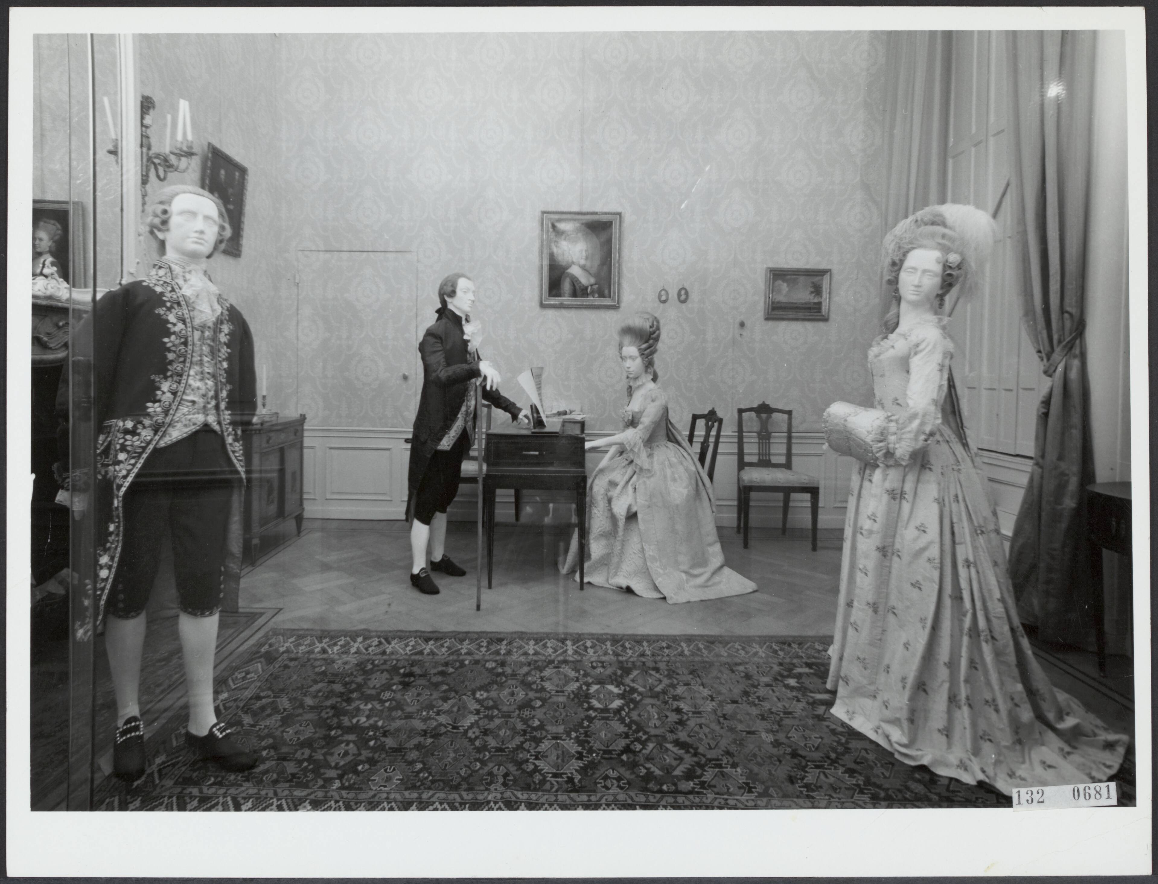 Fotocollectie Rijksvoorlichtingsdienst Eigen — Kamer van het Kostuummuseum te Den Haag — Foto: Gemeentemuseum Den Haag. Licentie: Set B: Rechtenvrij / Publiek Domein. Bron: Nationaal Archief. http://hdl.handle.net/10648/af54a198-d0b4-102d-bcf8-003048976d84